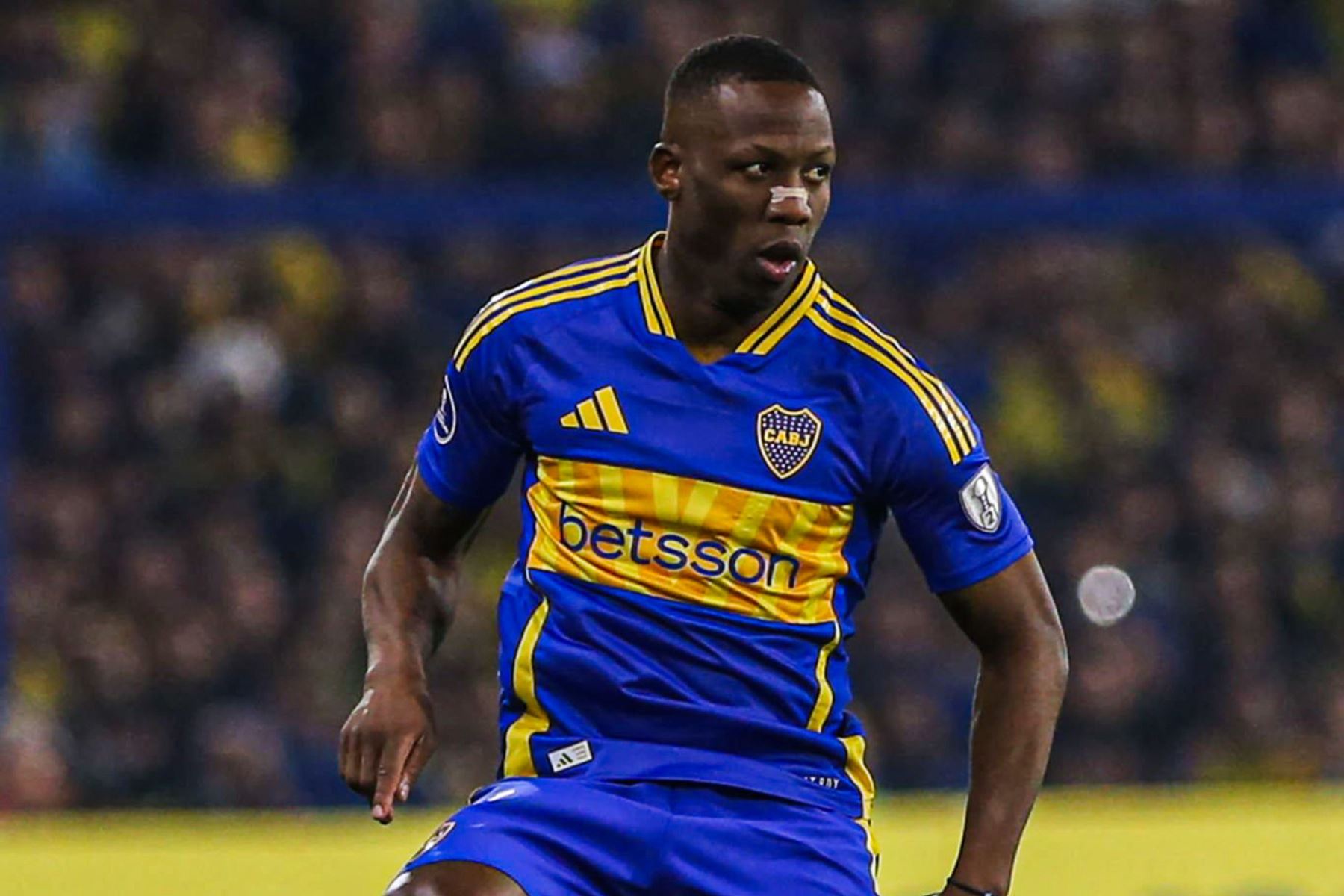 Luis Advíncula defendiendo los colores de Boca Juniors.