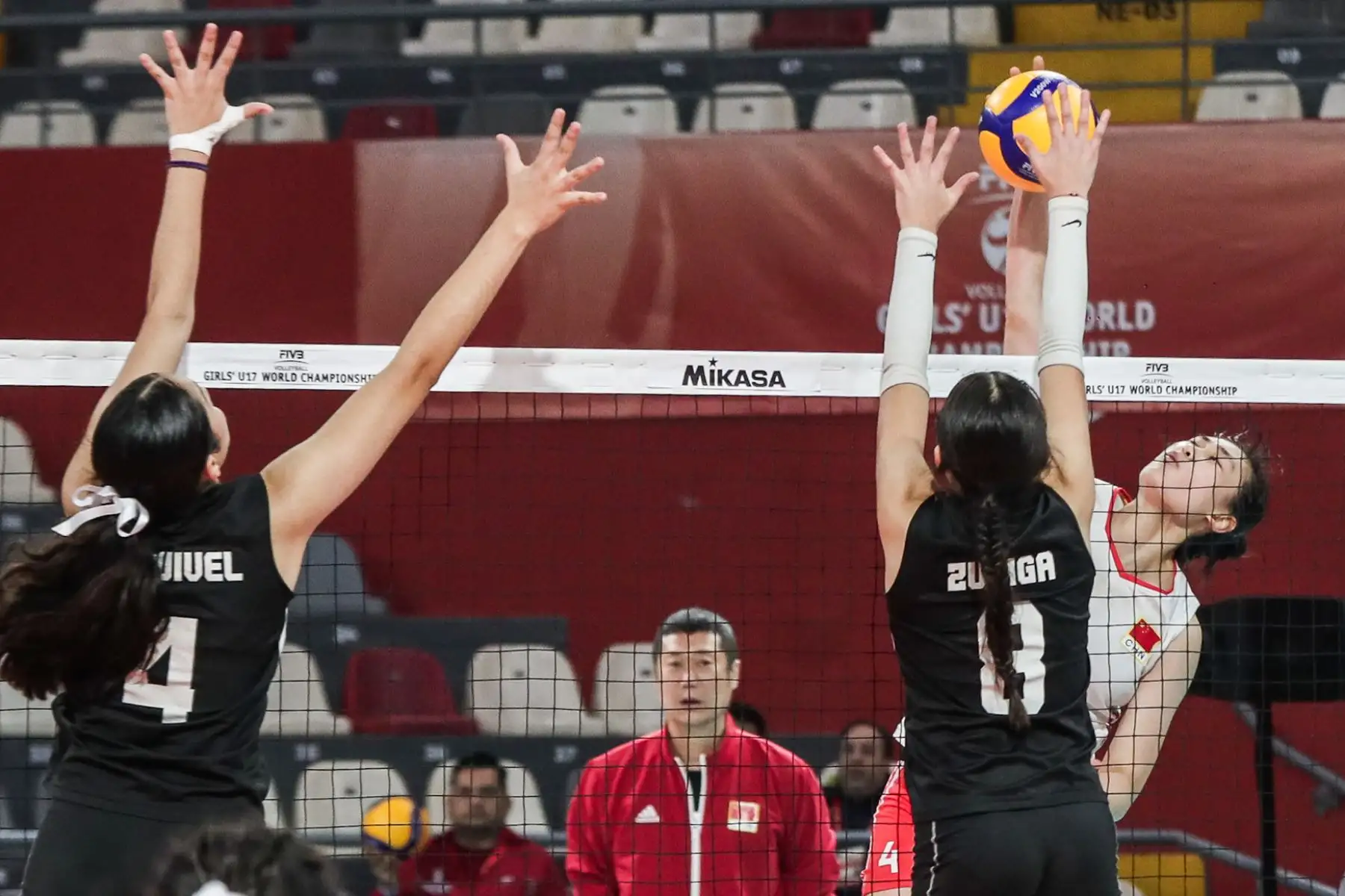 Sun Hongyun de China en acción ante las mexicanas, durante los cuartos de final femeninos del Mundial de Vóley Sub-17, entre Perú y Japón, en el Coliseo Eduardo Dibós. Foto: ANDINA/Connie Calderon