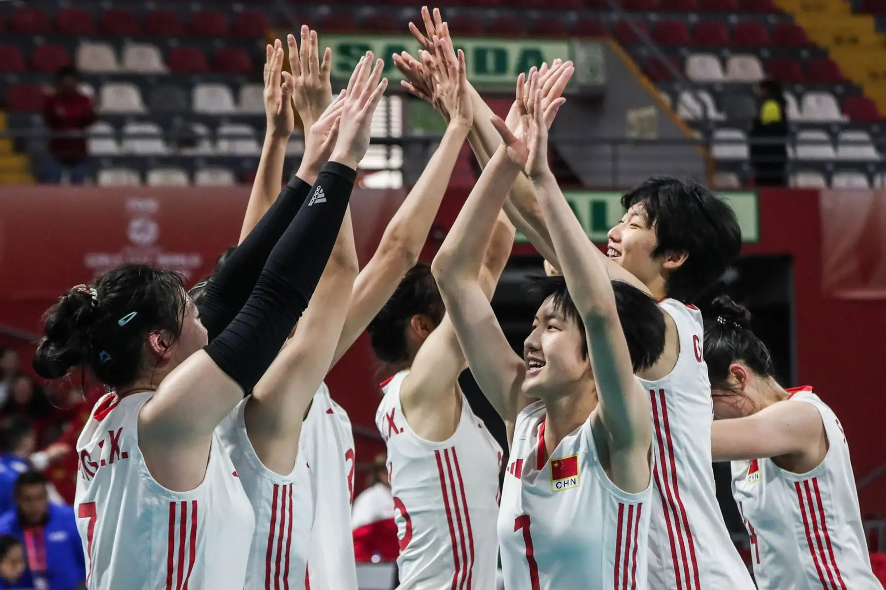 La selección China de vóleibol sub-17 se impone ante su similar de México por 3 sets a 0, y consigue su pase a la semifinal, en el Coliseo Eduardo Dibós. Foto: ANDINA/Connie Calderon