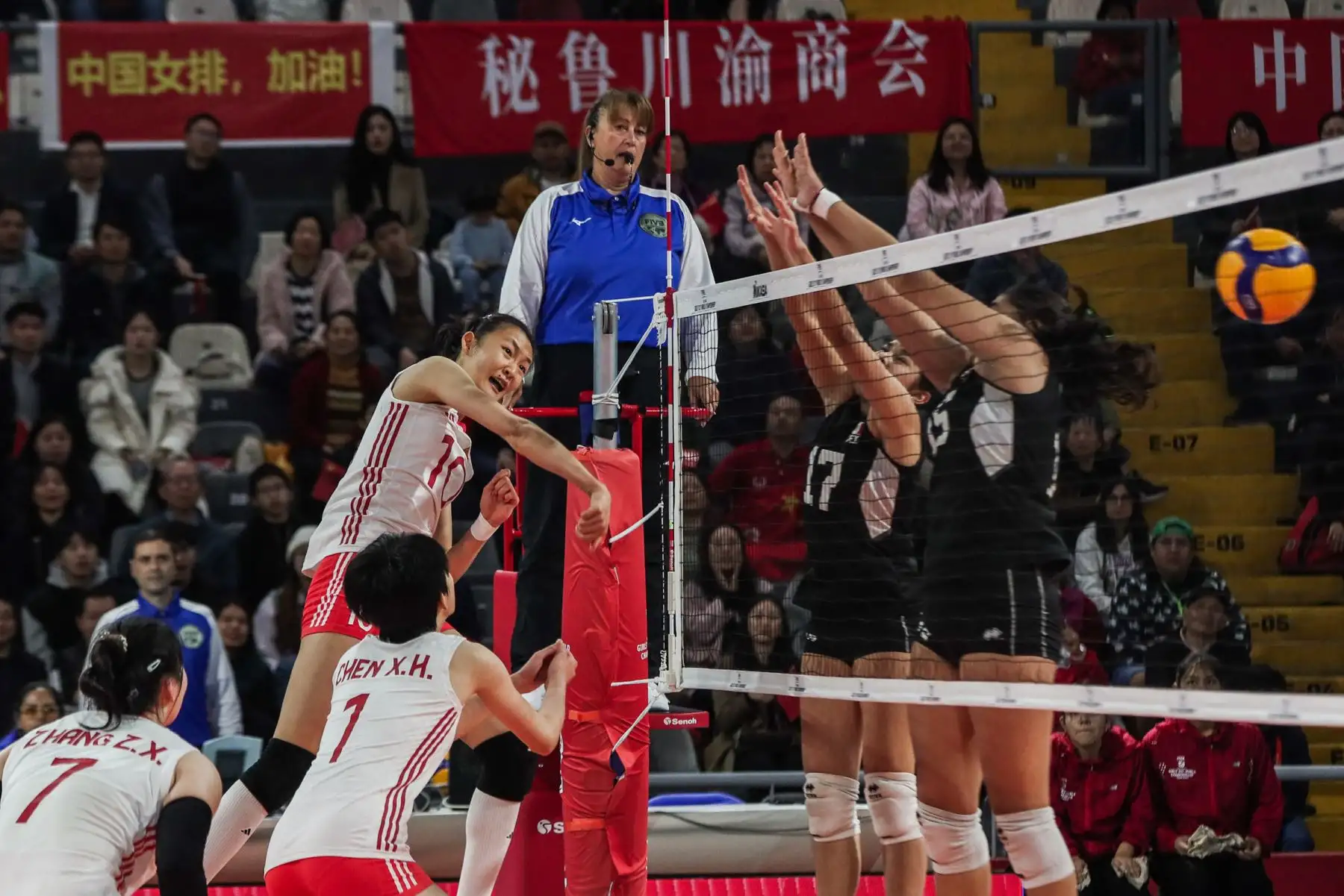 Huang  Yuexin de la selección China, en acción ante las mexicanas, durante los cuartos de final femeninos del Mundial de Vóley Sub-17, en el Coliseo Eduardo Dibós. Foto: ANDINA/ Connie Calderon