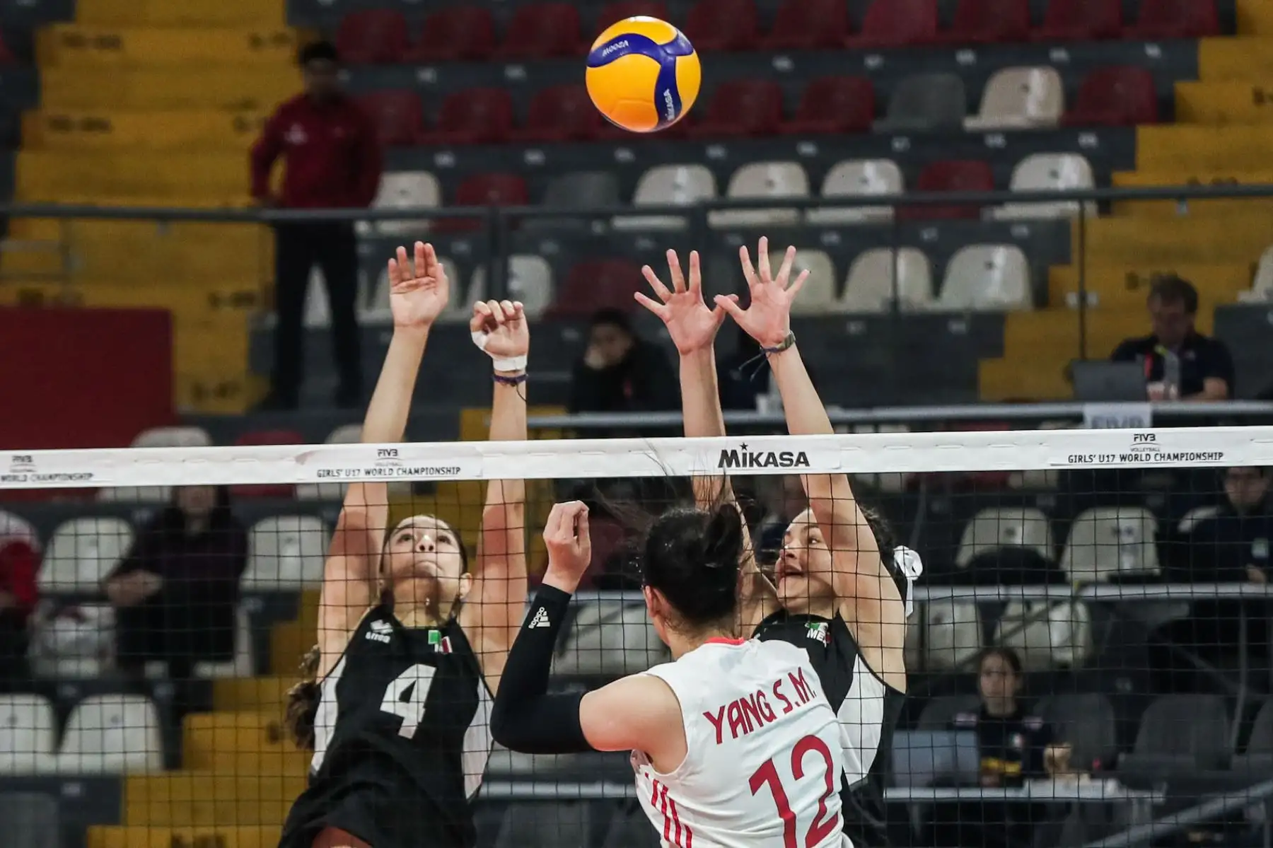 Yang Shuming de la selección China, en acción ante las mexicanas, durante los cuartos de final femeninos del Mundial de Vóley Sub-17, en el Coliseo Eduardo Dibós. Foto: ANDINA/ Connie Calderon
