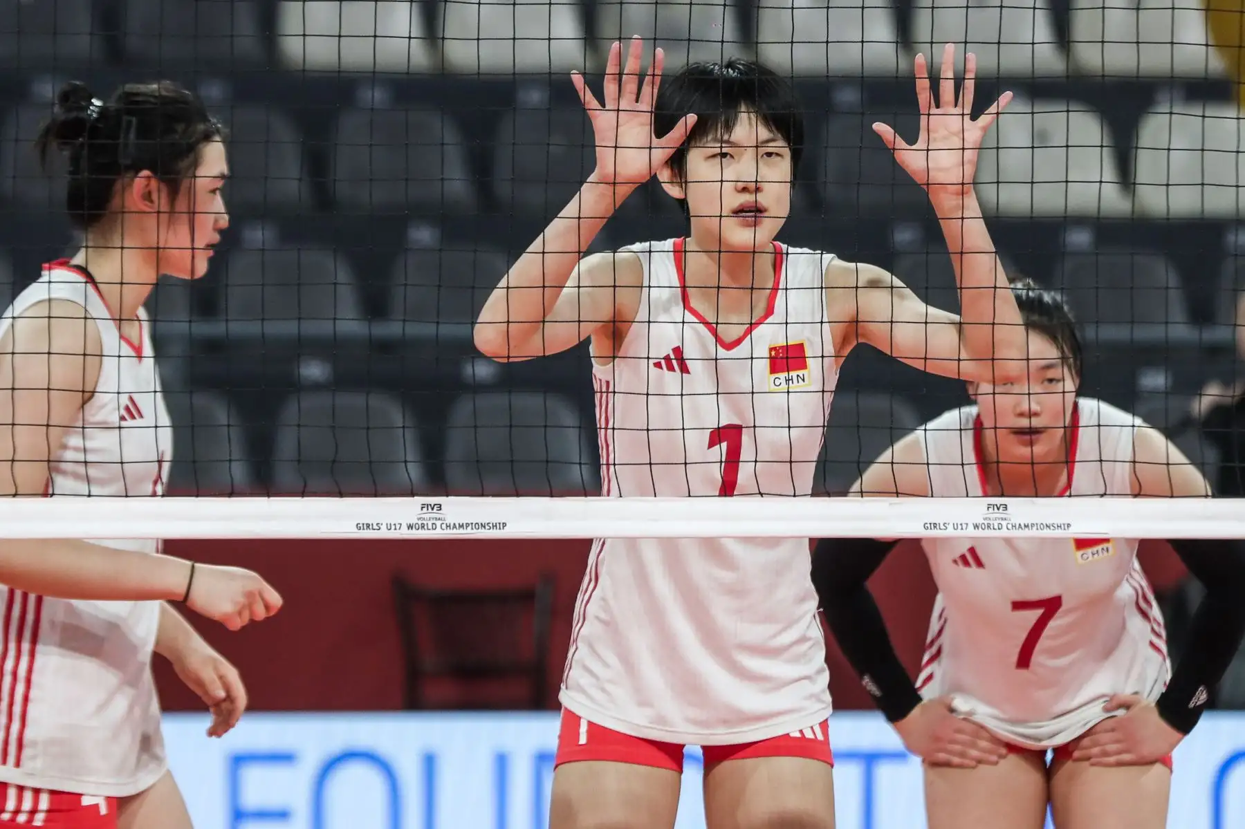 Chen Xiaohui de la selección China, en acción ante las mexicanas, durante los cuartos de final femeninos del Mundial de Vóley Sub-17, en el Coliseo Eduardo Dibós. Foto: ANDINA/ Connie Calderon