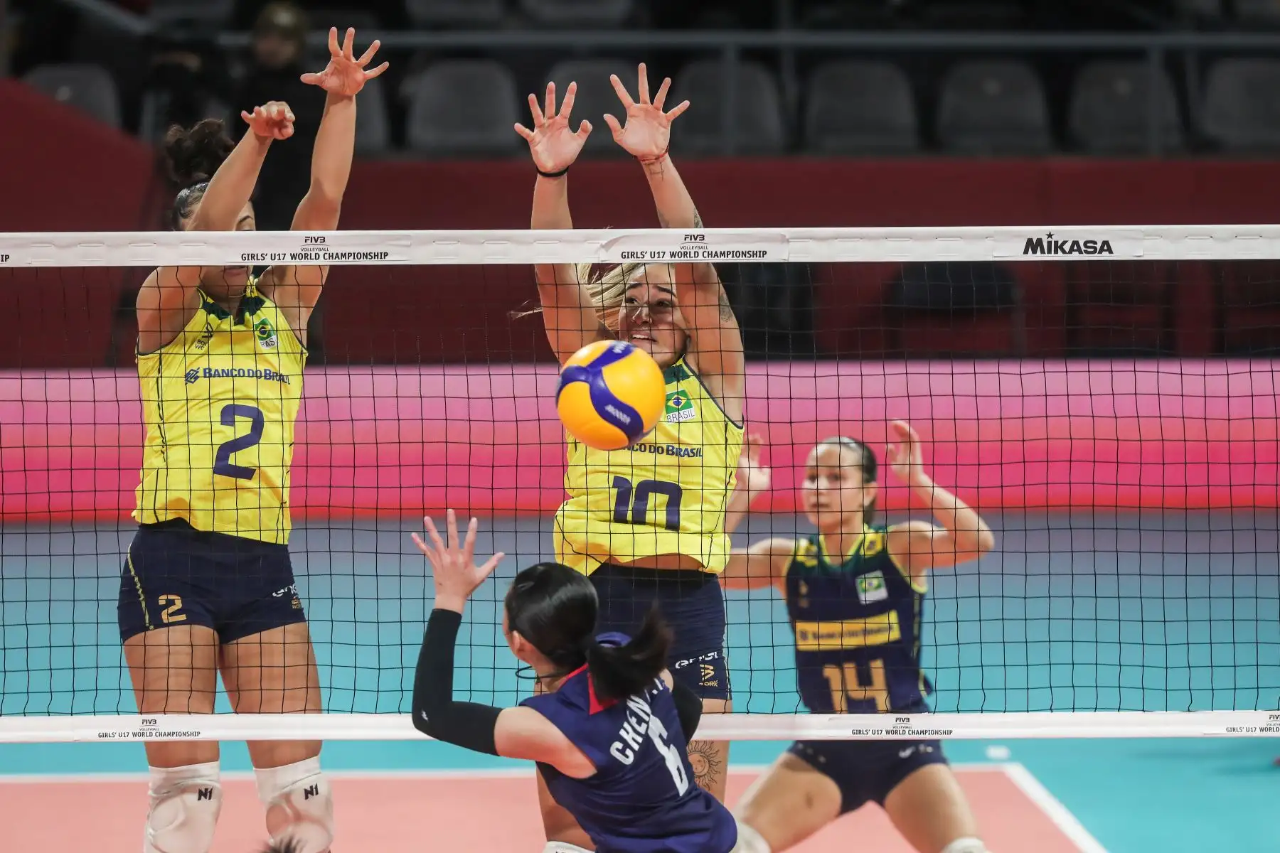 Las brasileras Livia Lins y Eduarda Sabino bloquean a la atacante de China Taipei durante el encuentro por los cuartos de final del Mundial de Voley sub 17, en el Coliseo Eduardo Dibós. Foto: ANDINA/ Connie Calderon