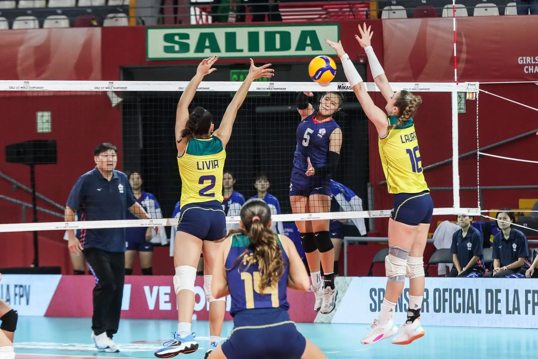 La atacante Yi Chen rompe el bloque brasileño para convertir un punto para su equipo durante el partido por cuartos de final del Mundial de Voley sub 17 en el Coliseo Dibós. Foto: ANDINA/ Connie Calderon