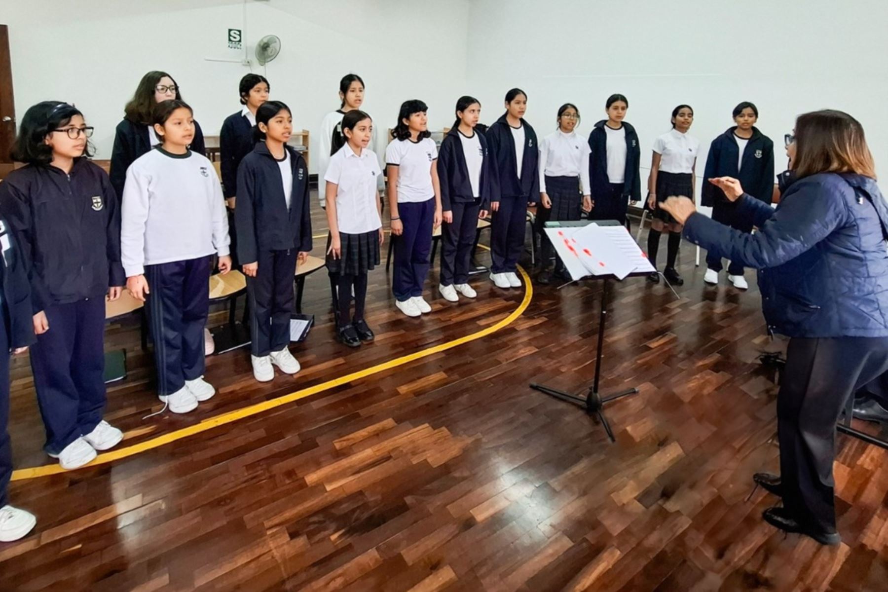 El coro del Colegio Santa Úrsula ensaya para su presentación solidaria del miércoles 28 de agosto. Foto: Cortesía.