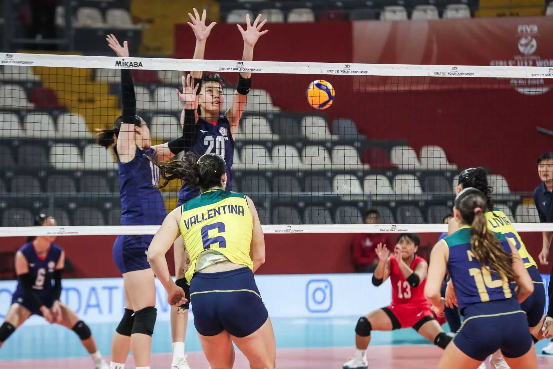 Las jugadoras de China Taipei  Chang Ting-Wei y  Wu Tzu-Hua bloquean el mate de la de Brasil, Valentina Biondo  durante el partido por cuartos de final del Mundial de Voley sub 17 en el Coliseo Dibós. Foto: ANDINA/ Connie Calderon
