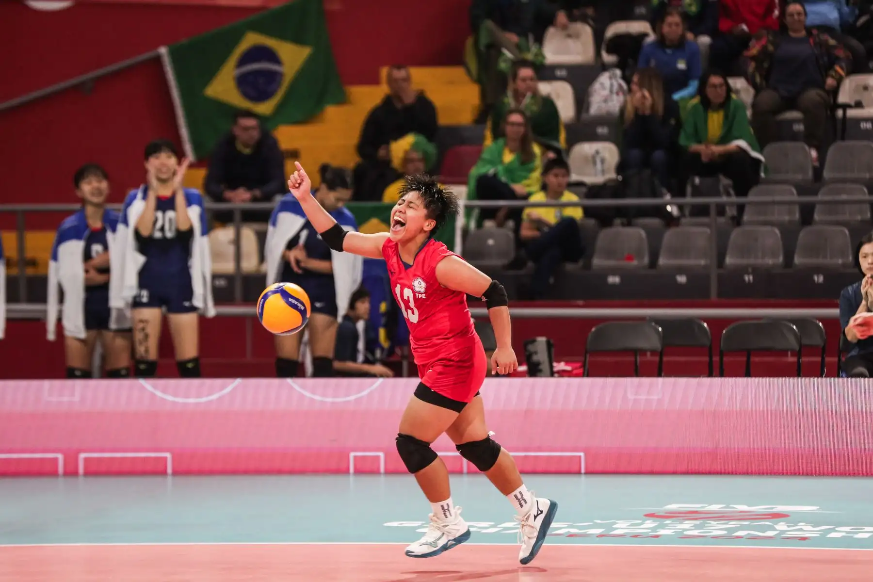 La jugadora taipei  Li Jun-Ni celebra  durante el partido entre China Taipei y Brasil en los cuartos de final del Mundial de Vóley Sub-17 en el Coliseo Dibós. Foto: ANDINA/ Connie Calderon