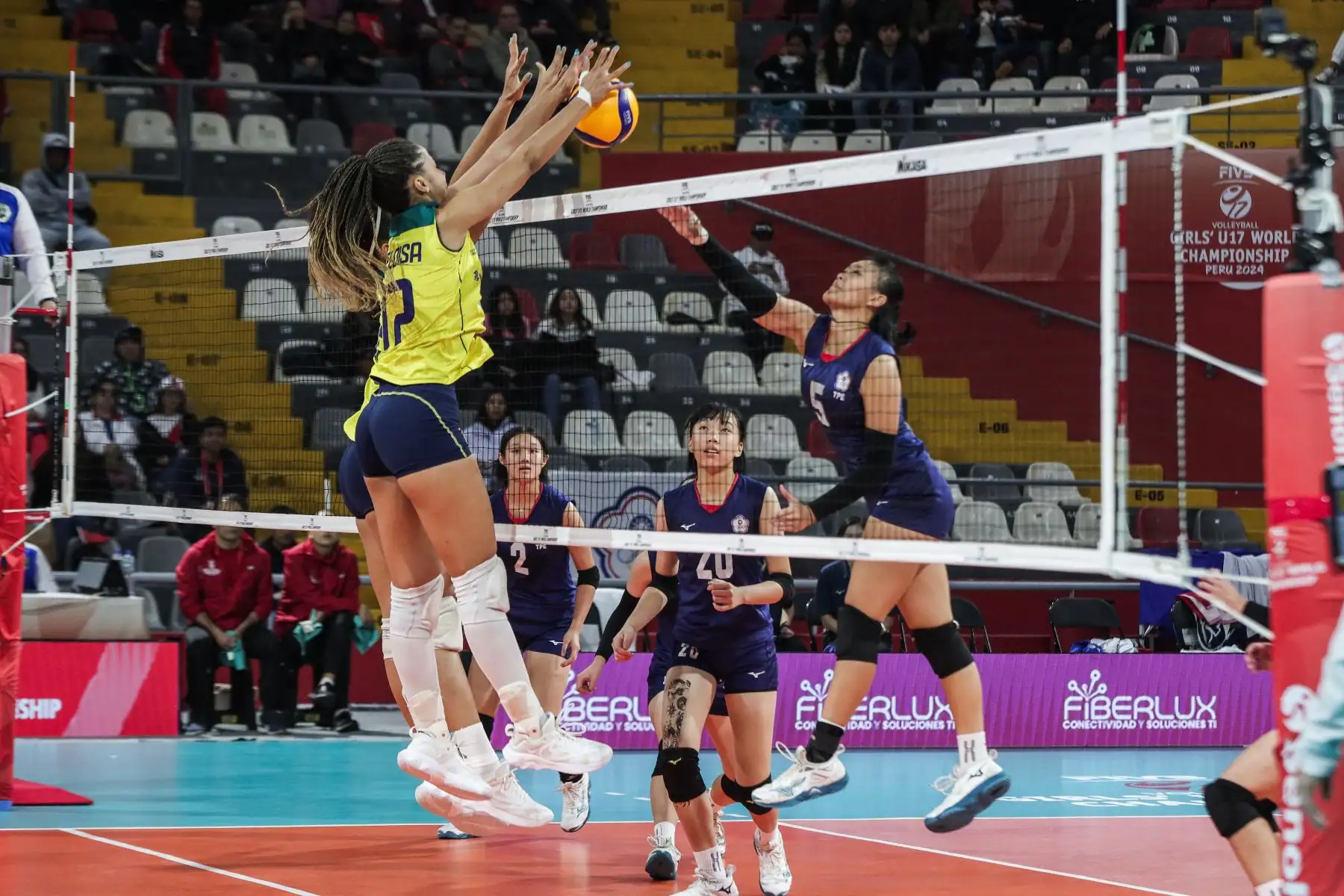 Brasilera Rosana Prysthon bloquea el mate de la  Chen Yi de Taipei en el partido China Taipei vs Brasil en los cuartos de final del Mundial de Vóley Sub-17 en el Coliseo Dibós. Foto: ANDINA/ Connie Calderon