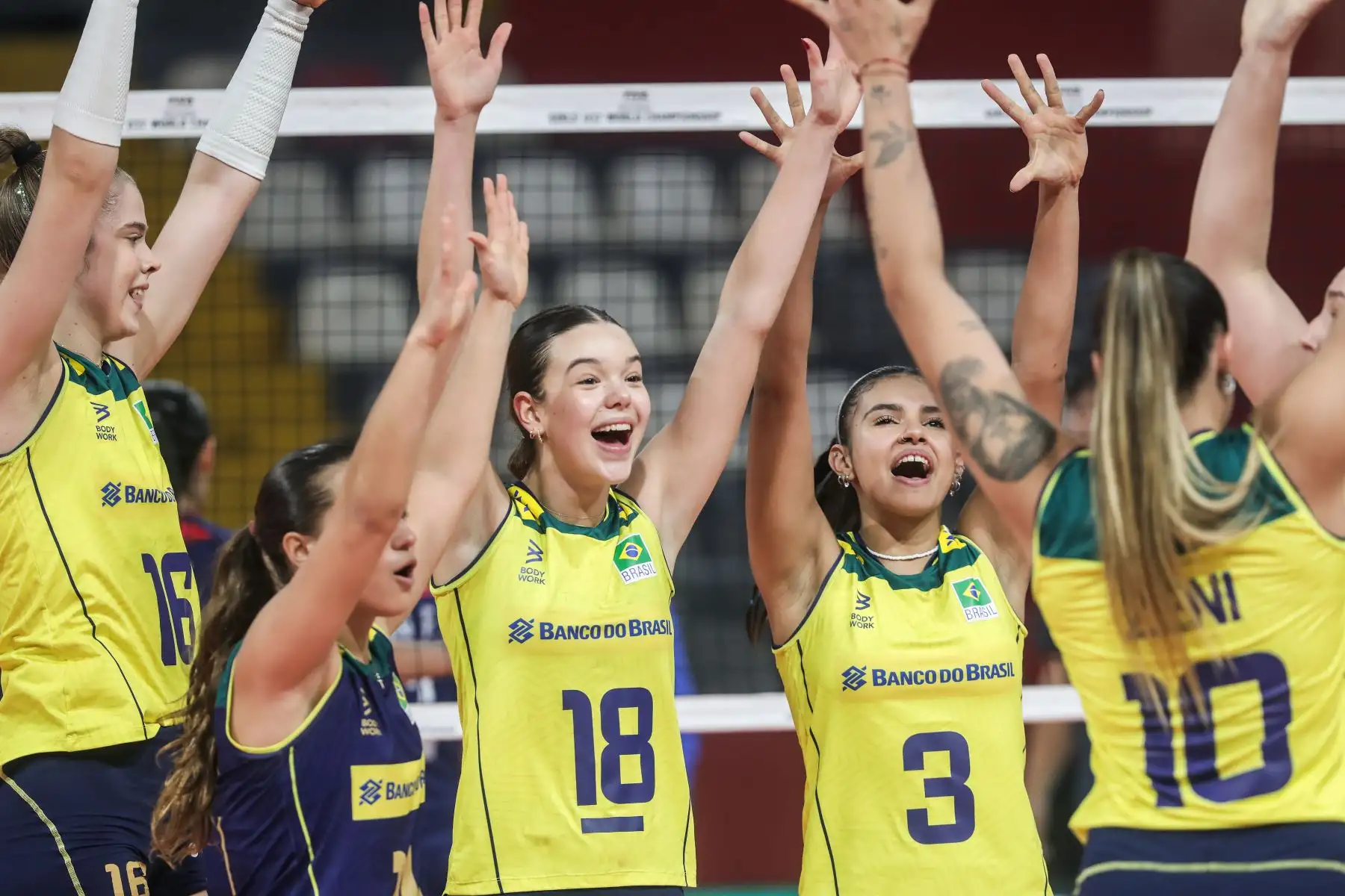 Jugadoras brasileras festejan un punto durante el partido Brasil vs. China Taipei
en los cuartos de final del Mundial de Vóley Sub-17 en el Coliseo Dibós. Foto: ANDINA/ Connie Calderon