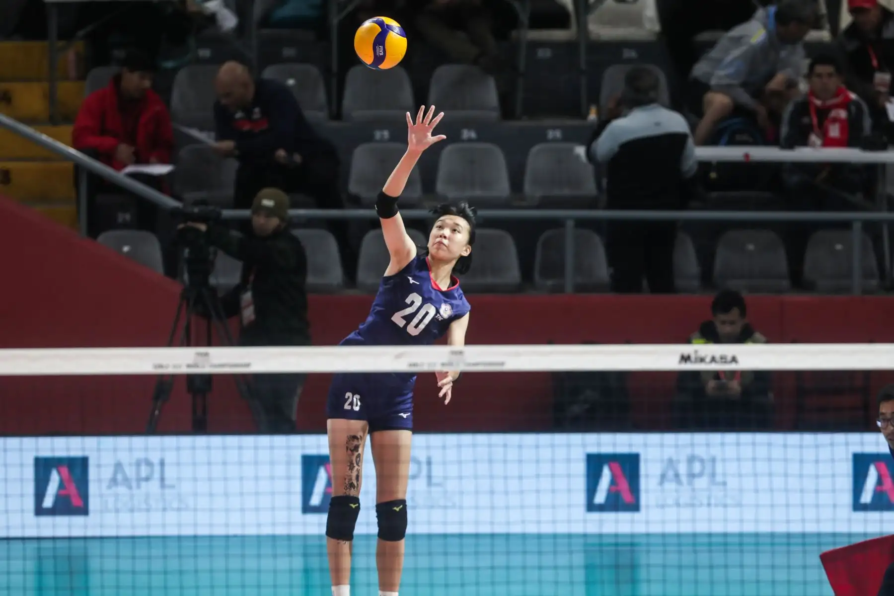 Wu Tzu-Hua de Taipei realiza un saque durante el partido  Brasil vs. China Taipei en los cuartos de final del Mundial de Vóley Sub-17 en el Coliseo Dibós. Foto: ANDINA/ Connie Calderon