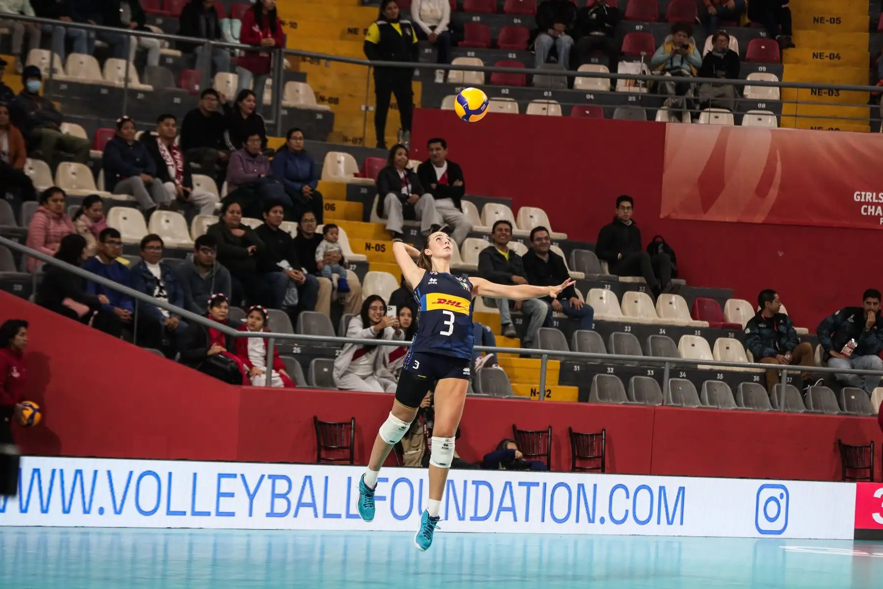 Italiana Stella Caruso realiza un saque durante el partido Italia vs Turquia  por cuartos de final del Mundial de Vóley sub 17 en el Coliseo Dibós. Foto: ANDINA/ Connie Calderon