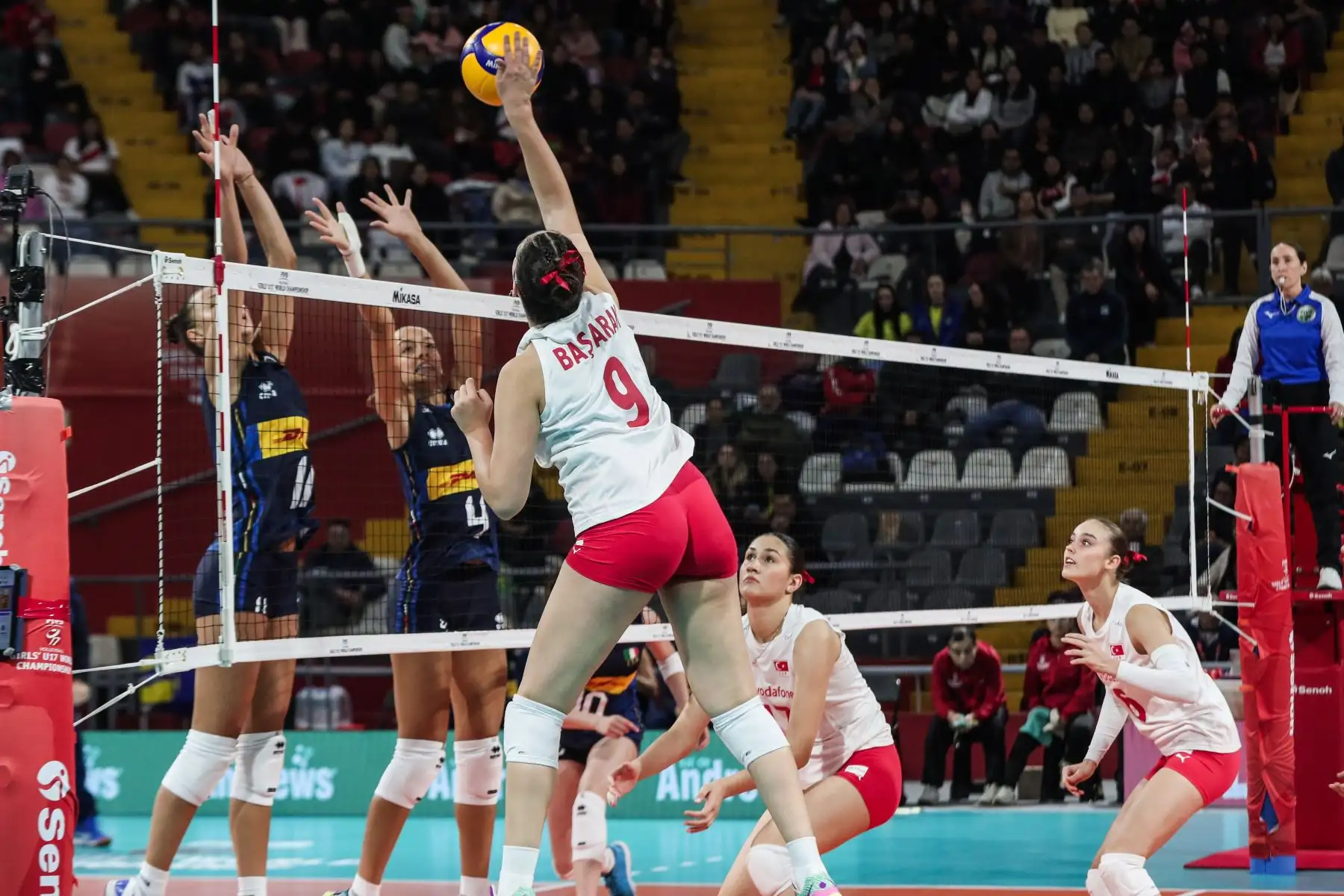 Turca Basaran Melis hace un mate mientras es bloqueada por las jugadoras italianas durante el partido Italia vs Turquia  por cuartos de final del Mundial de Vóley sub 17 en el Coliseo Dibós. Foto: ANDINA/ Connie Calderon