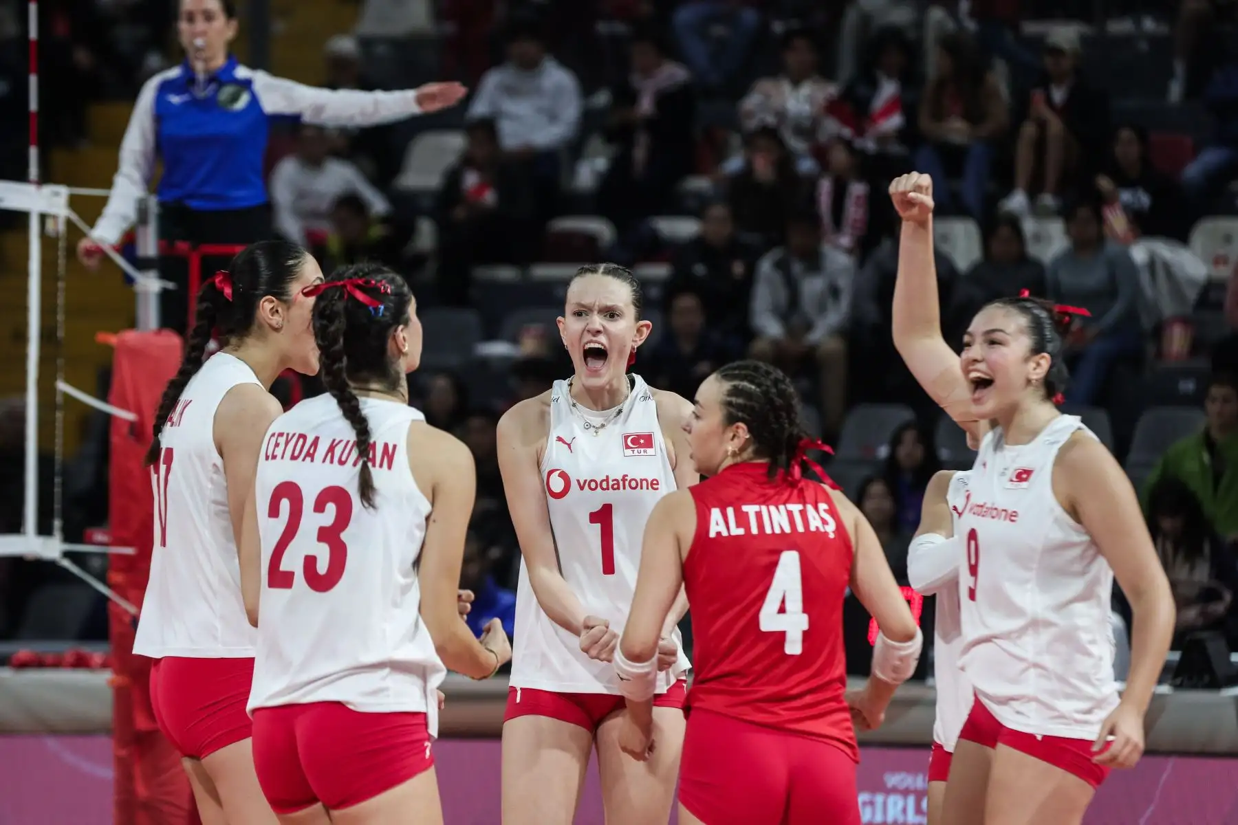 Jugadoras turcas celebran un punto durante el partido Italia vs Turquia por cuartos de final del Mundial de Vóley sub 17 en el Coliseo Dibós. Foto: ANDINA/ Connie Calderon
