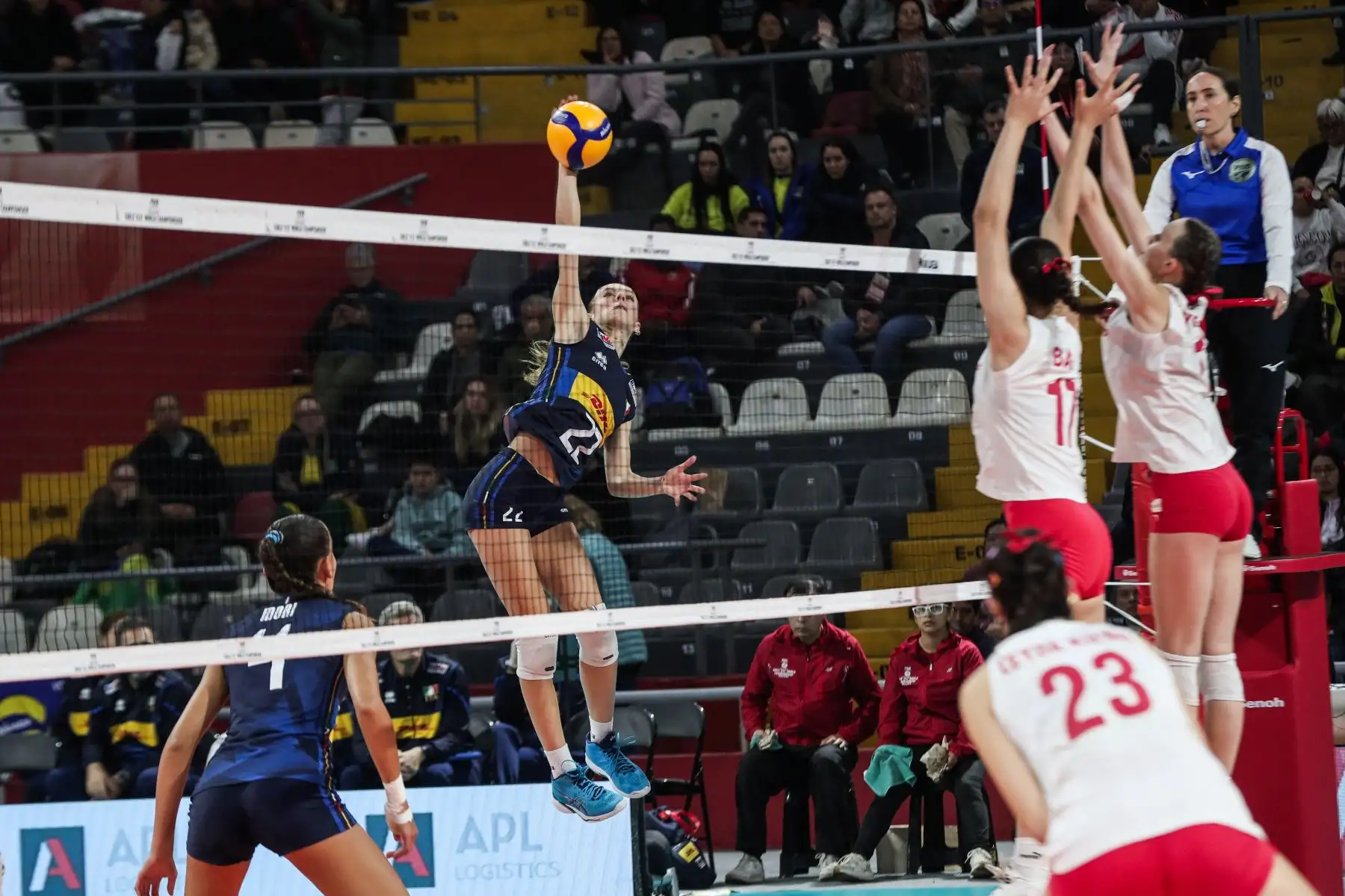 Massaglia Perla realiza un mate durante el partido Italia vs Turquia  por cuartos de final del Mundial de Vóley sub 17 en el Coliseo Dibós. Foto: ANDINA/ Connie Calderon