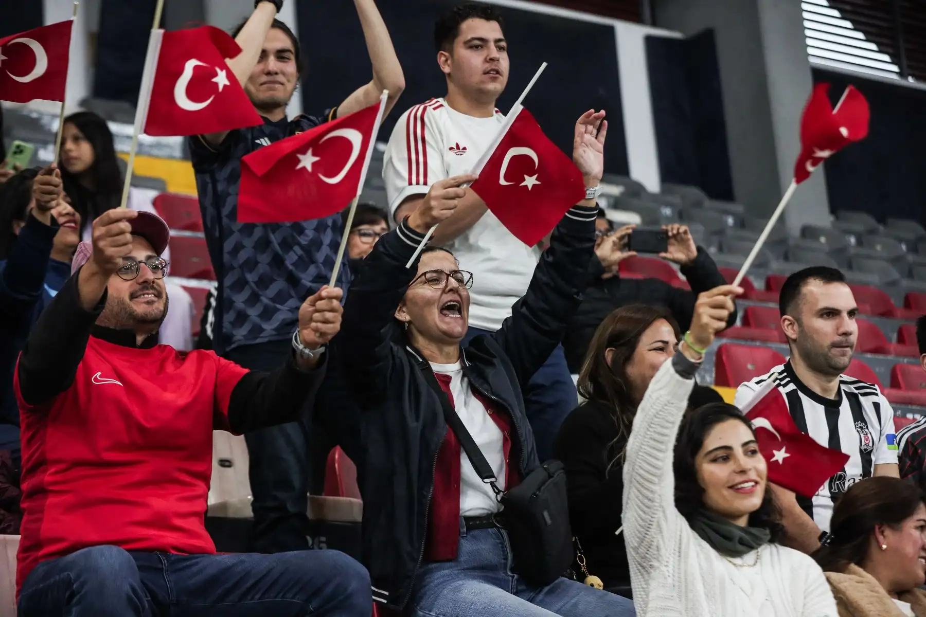 Hinchas turcos alientan a su equipo en el partido Italia vs Turquia  por cuartos de final del Mundial de Vóley sub 17 en el Coliseo Dibós. Foto: ANDINA/ Connie Calderon