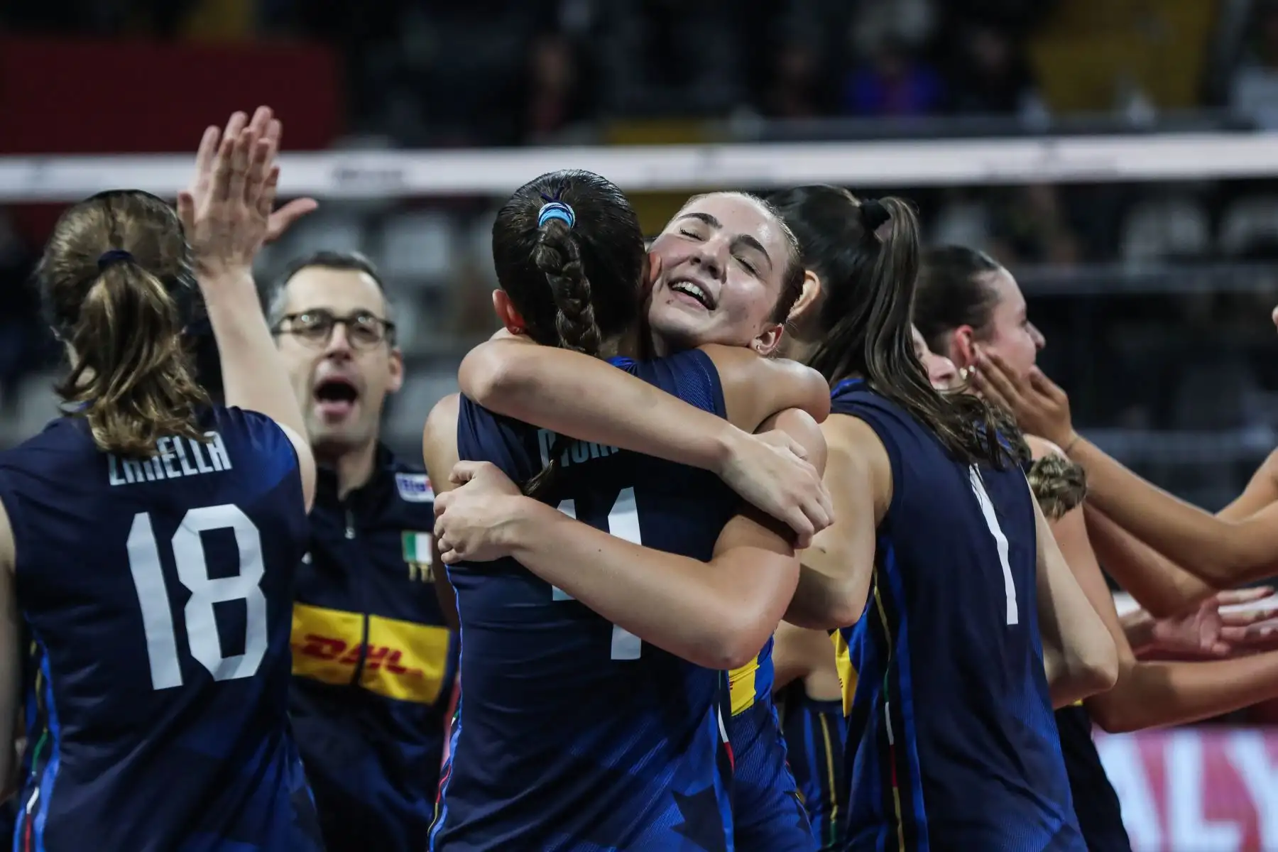 Jugadoras italianas celebran el triunfo frente a Turquia en el partido  por cuartos de final del Mundial de Vóley sub 17 en el Coliseo Dibós. Foto: ANDINA/ Connie Calderon