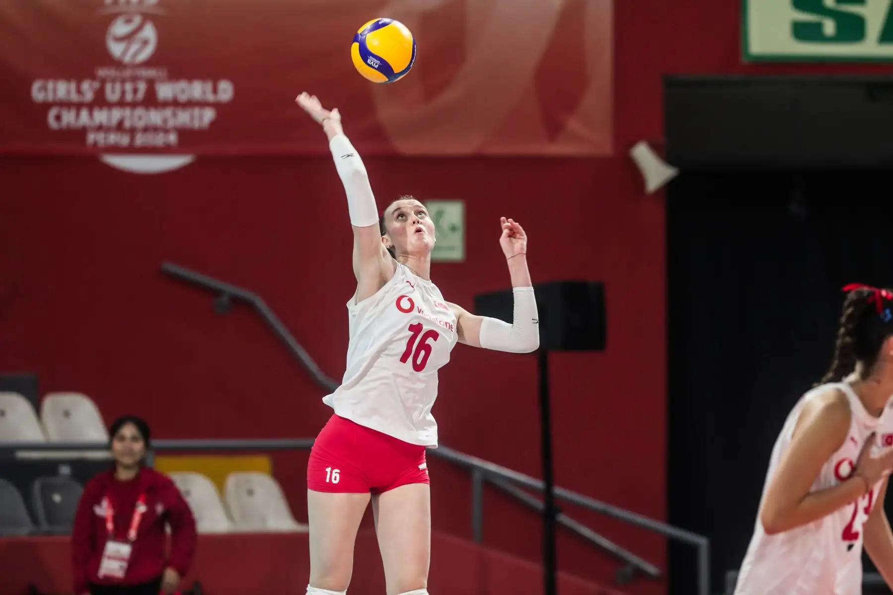 Turca Evsen Kubra realiza un saque  en el partido Italia  vs Turquia  por cuartos de final del Mundial de Vóley sub 17 en el Coliseo Dibós. Foto: ANDINA/ Connie Calderon