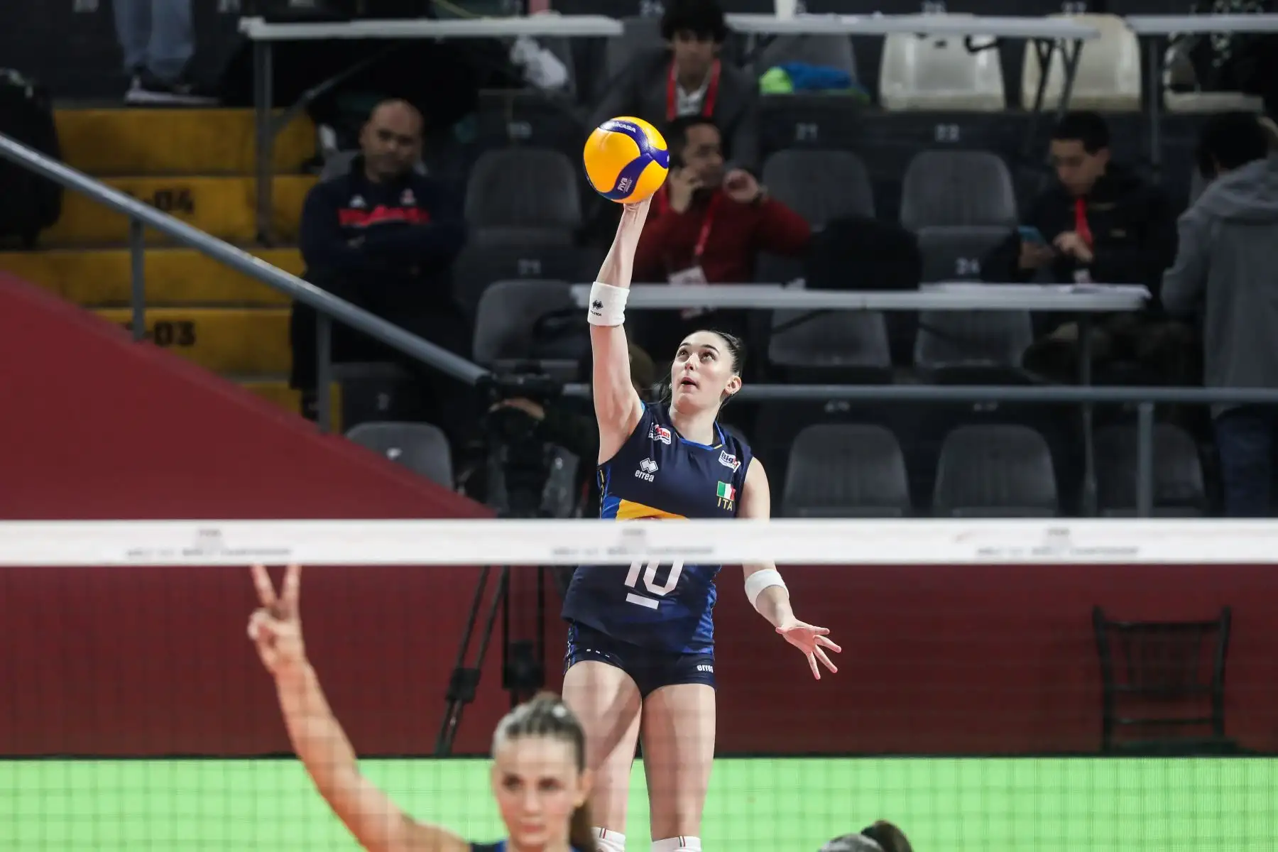 Rebecca Aimaretti realiza un saque durante el partido Italia vs Turquia por cuartos de final del Mundial de Vóley sub 17 en el Coliseo Dibós. Foto: ANDINA/ Connie Calderon