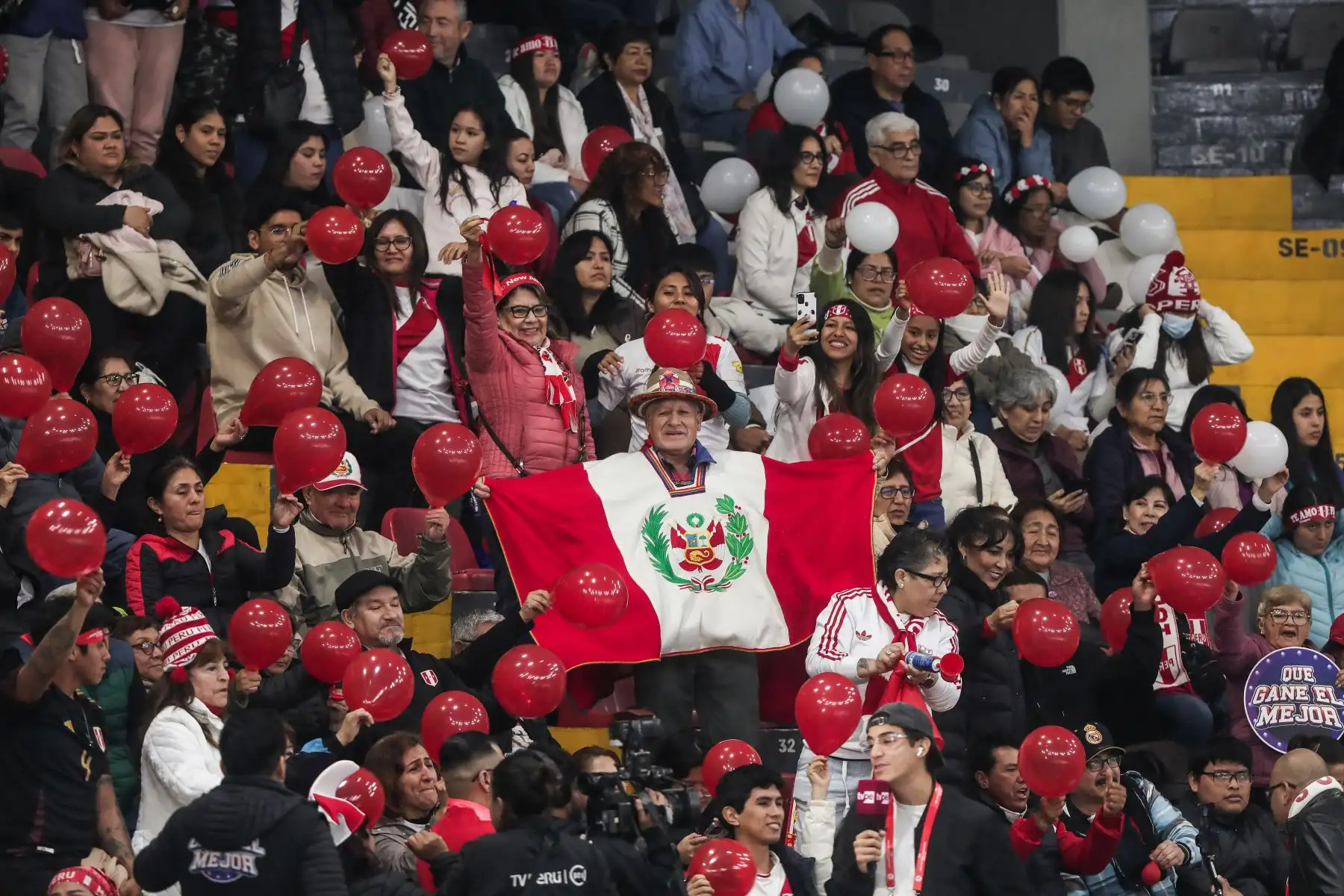 Hinchas peruanos llegan al Coliseo Eduardo Dibós para alentar al equipo bicolor sub 17 en el partido por cuartos de final que disputará con la selección japonesa. Foto: ANDINA/ Connie Calderon