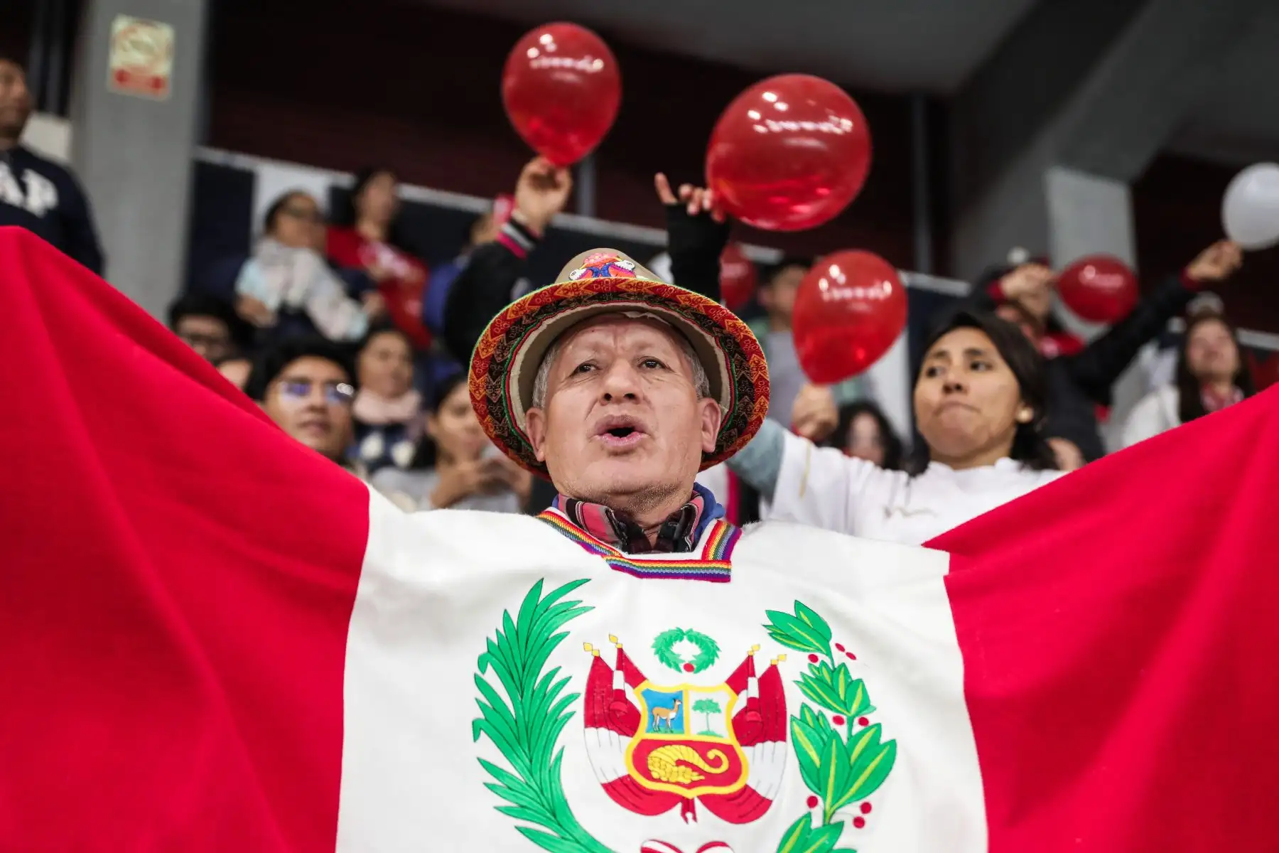 Hinchas peruanos llegan al Coliseo Eduardo Dibós para alentar al equipo bicolor sub 17 en el partido por cuartos de final que disputará con la selección japonesa. Foto: ANDINA/ Connie Calderon
