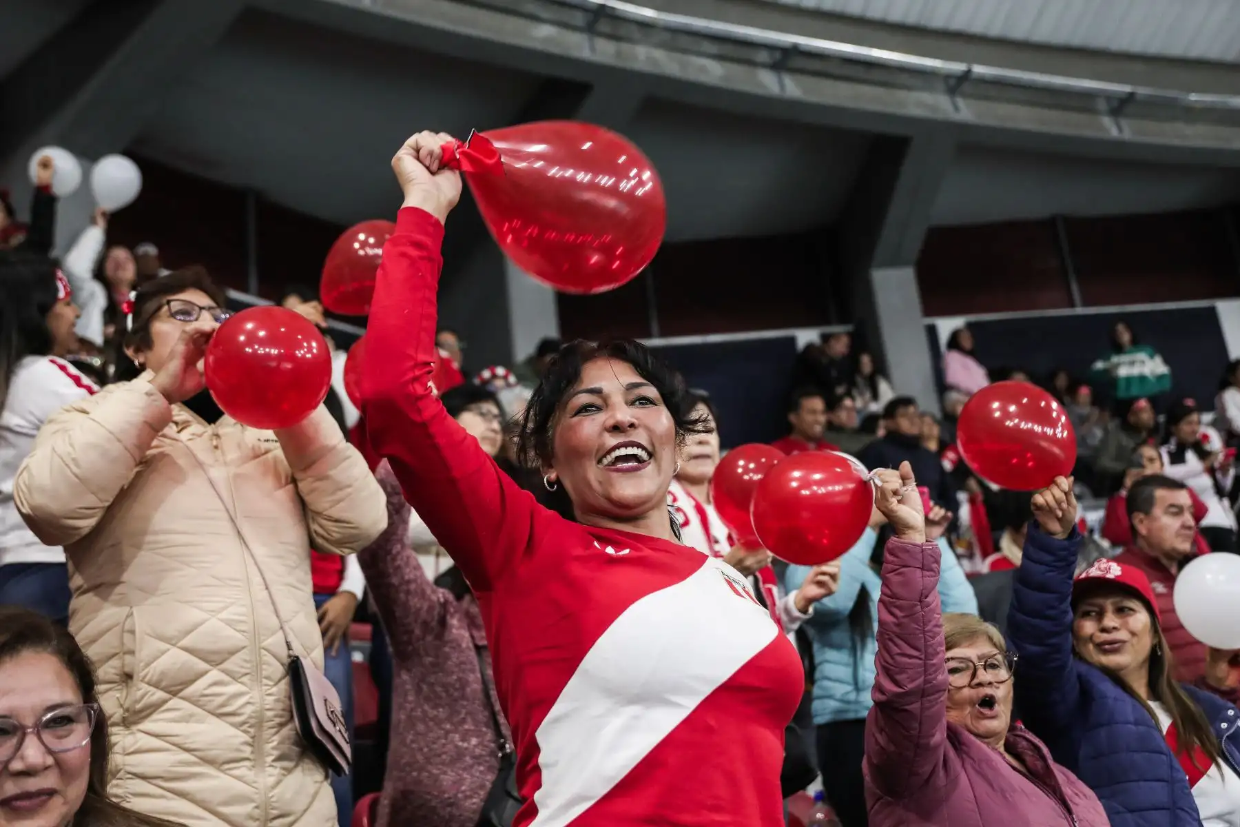 Hinchas peruanos llegan al Coliseo Eduardo Dibós para alentar al equipo bicolor sub 17 en el partido por cuartos de final que disputará con la selección japonesa. Foto: ANDINA/ Connie Calderon
