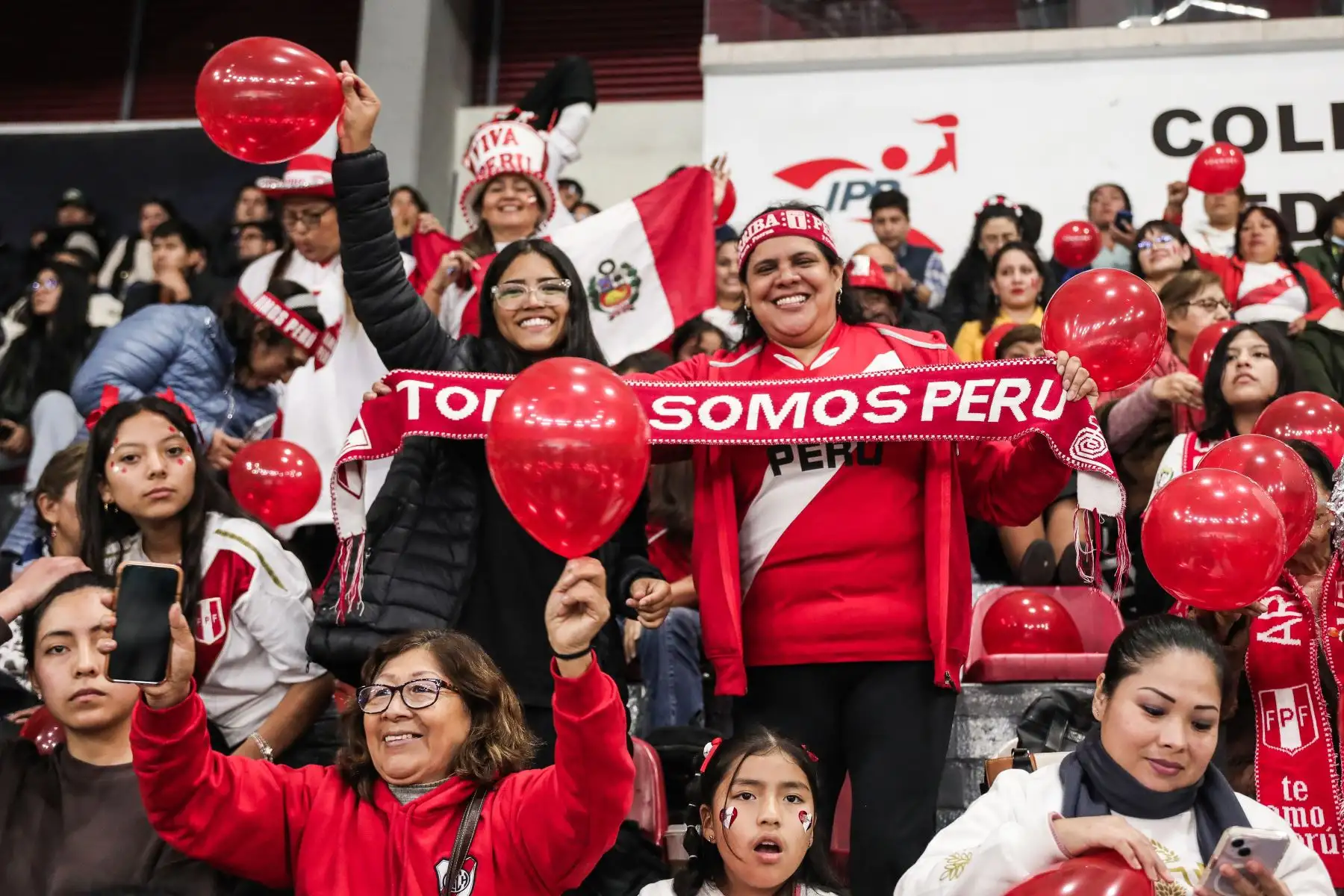 Hinchas peruanos llegan al Coliseo Eduardo Dibós para alentar al equipo bicolor sub 17 en el partido por cuartos de final que disputará con la selección japonesa. Foto: ANDINA/ Connie Calderon