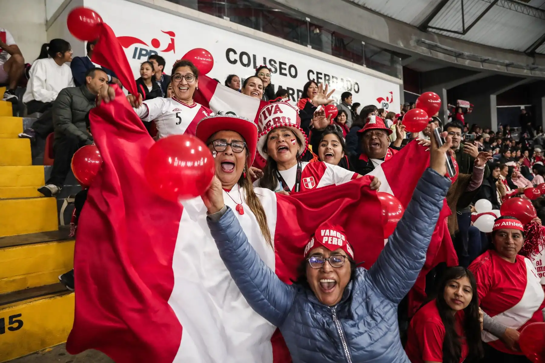 Hinchas peruanos llegan al Coliseo Eduardo Dibós para alentar al equipo bicolor sub 17 en el partido por cuartos de final que disputará con la selección japonesa. Foto: ANDINA/ Connie Calderon