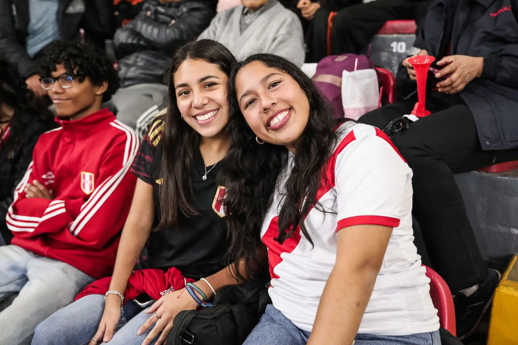 Hinchas peruanos llegan al Coliseo Eduardo Dibós para alentar al equipo bicolor sub 17 en el partido por cuartos de final que disputará con la selección japonesa. Foto: ANDINA/ Connie Calderon
