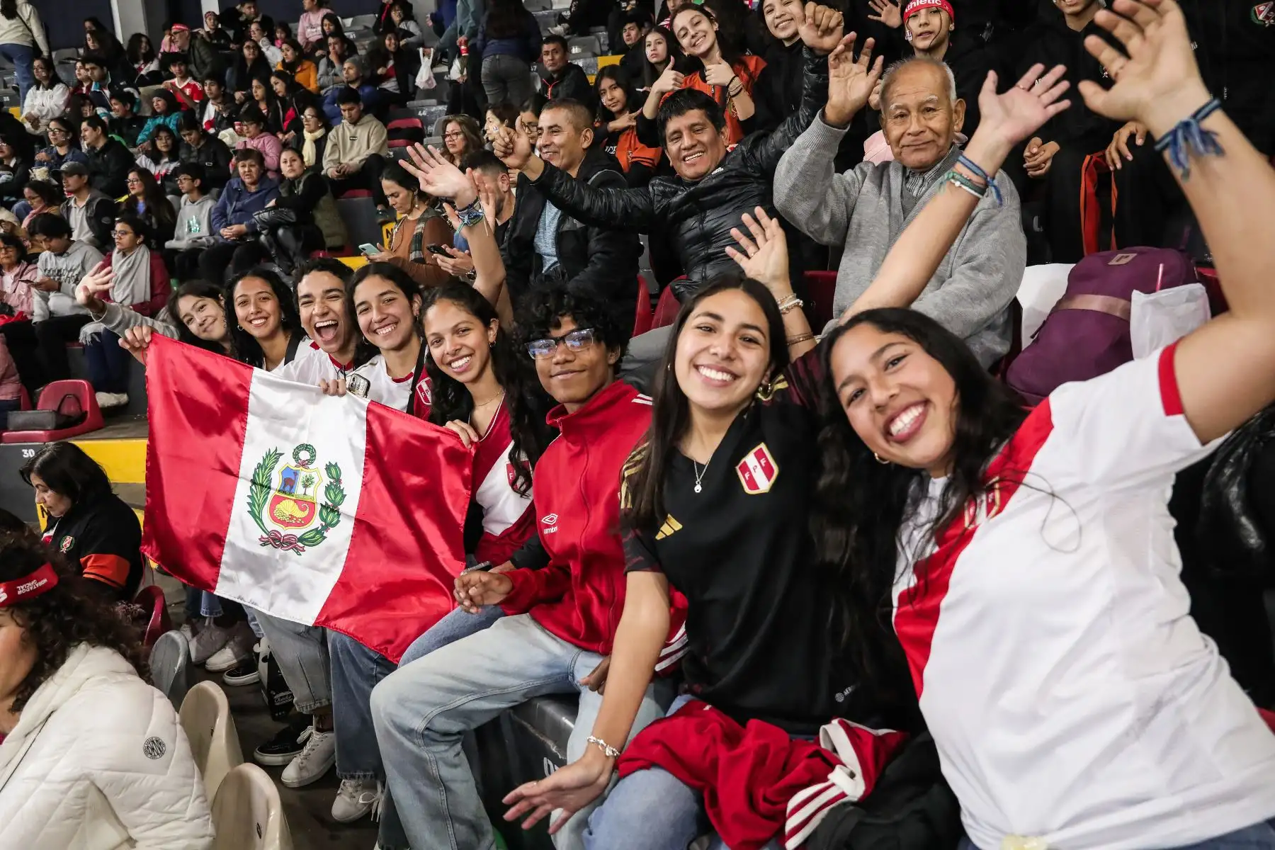 Hinchas peruanos llegan al Coliseo Eduardo Dibós para alentar al equipo bicolor sub 17 en el partido por cuartos de final que disputará con la selección japonesa. Foto: ANDINA/ Connie Calderon