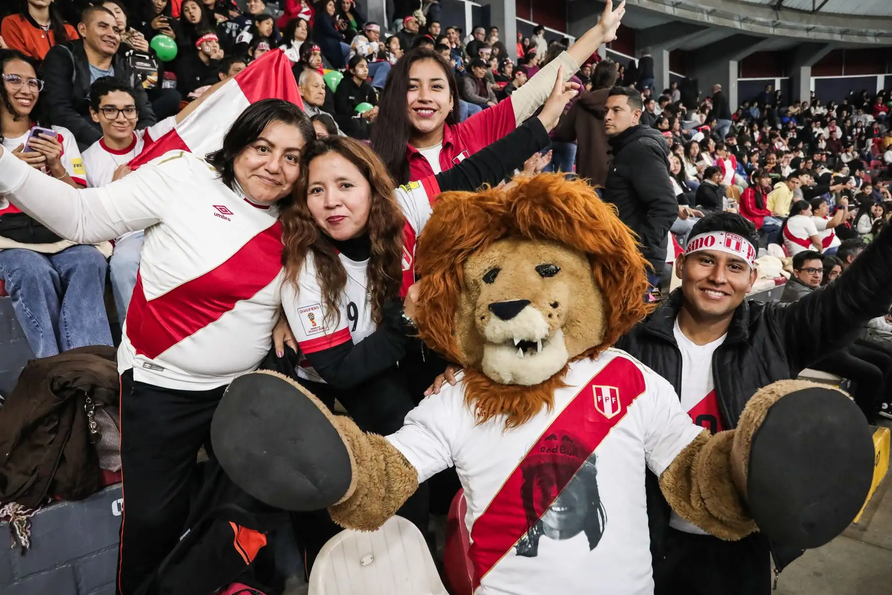 Hinchas peruanos llegan al Coliseo Eduardo Dibós para alentar al equipo bicolor sub 17 en el partido por cuartos de final que disputará con la selección japonesa. Foto: ANDINA/ Connie Calderon