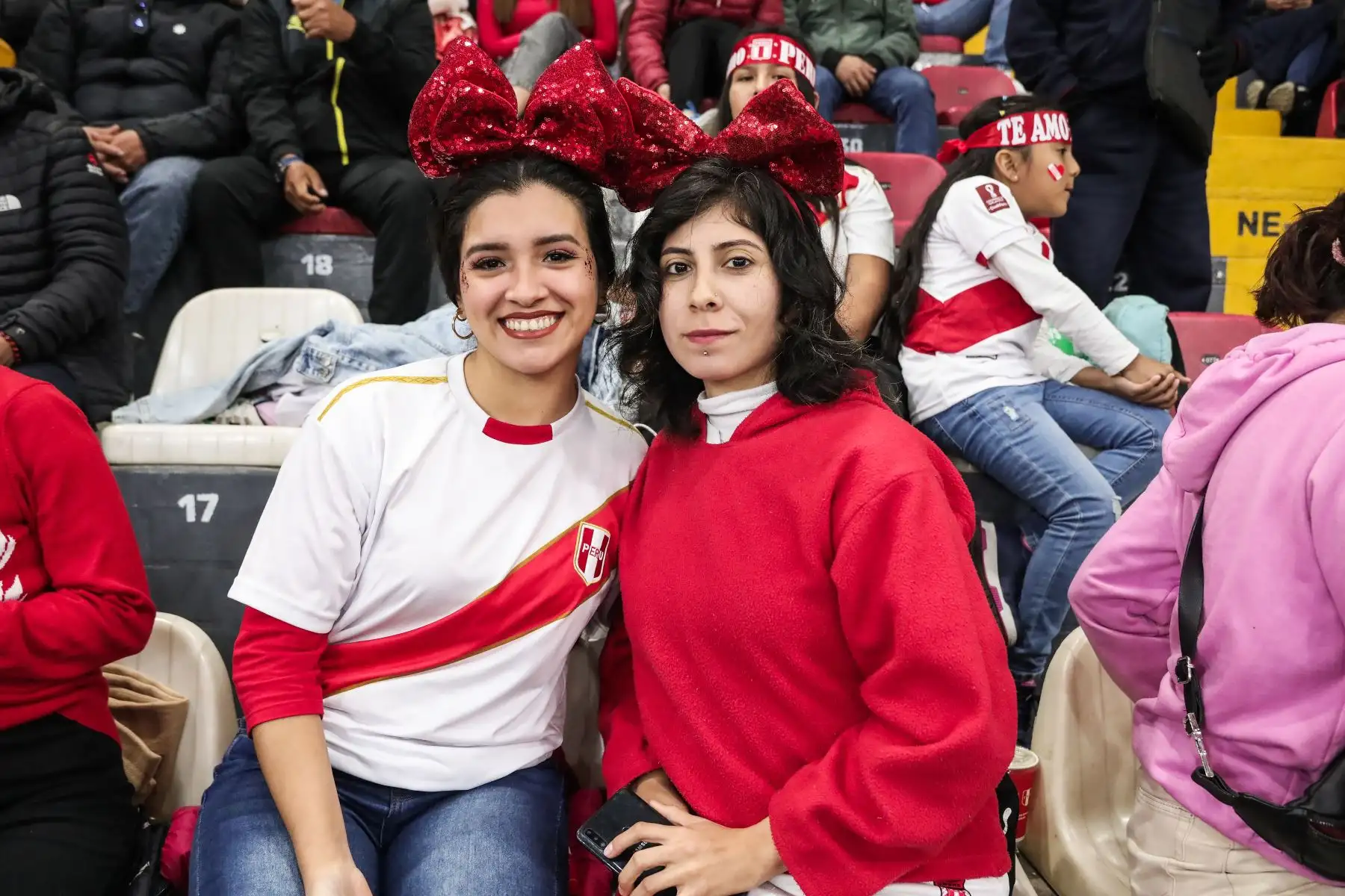 Hinchas peruanos llegan al Coliseo Eduardo Dibós para alentar al equipo bicolor sub 17 en el partido por cuartos de final que disputará con la selección japonesa. Foto: ANDINA/ Connie Calderon