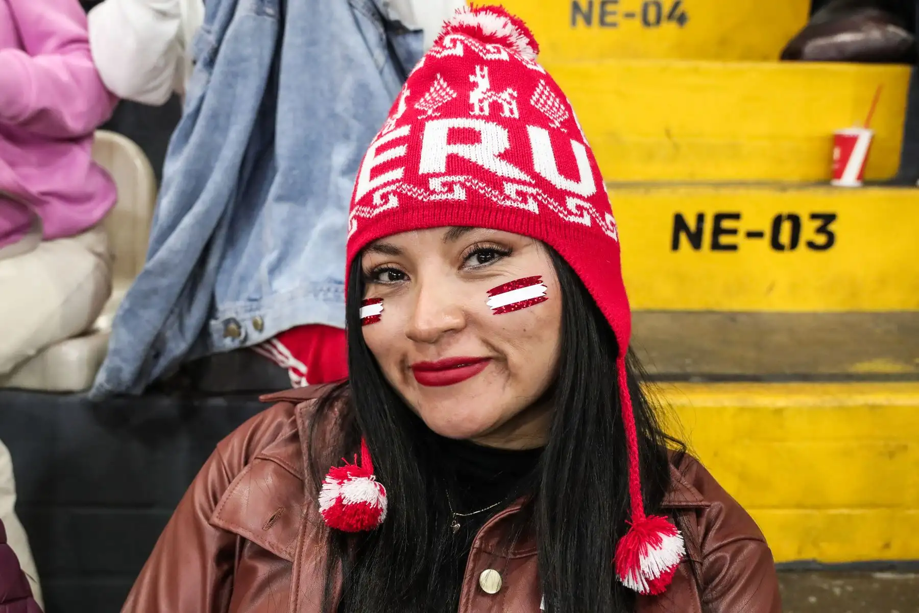 Hinchas peruanos llegan al Coliseo Eduardo Dibós para alentar al equipo bicolor sub 17 en el partido por cuartos de final que disputará con la selección japonesa. Foto: ANDINA/ Connie Calderon