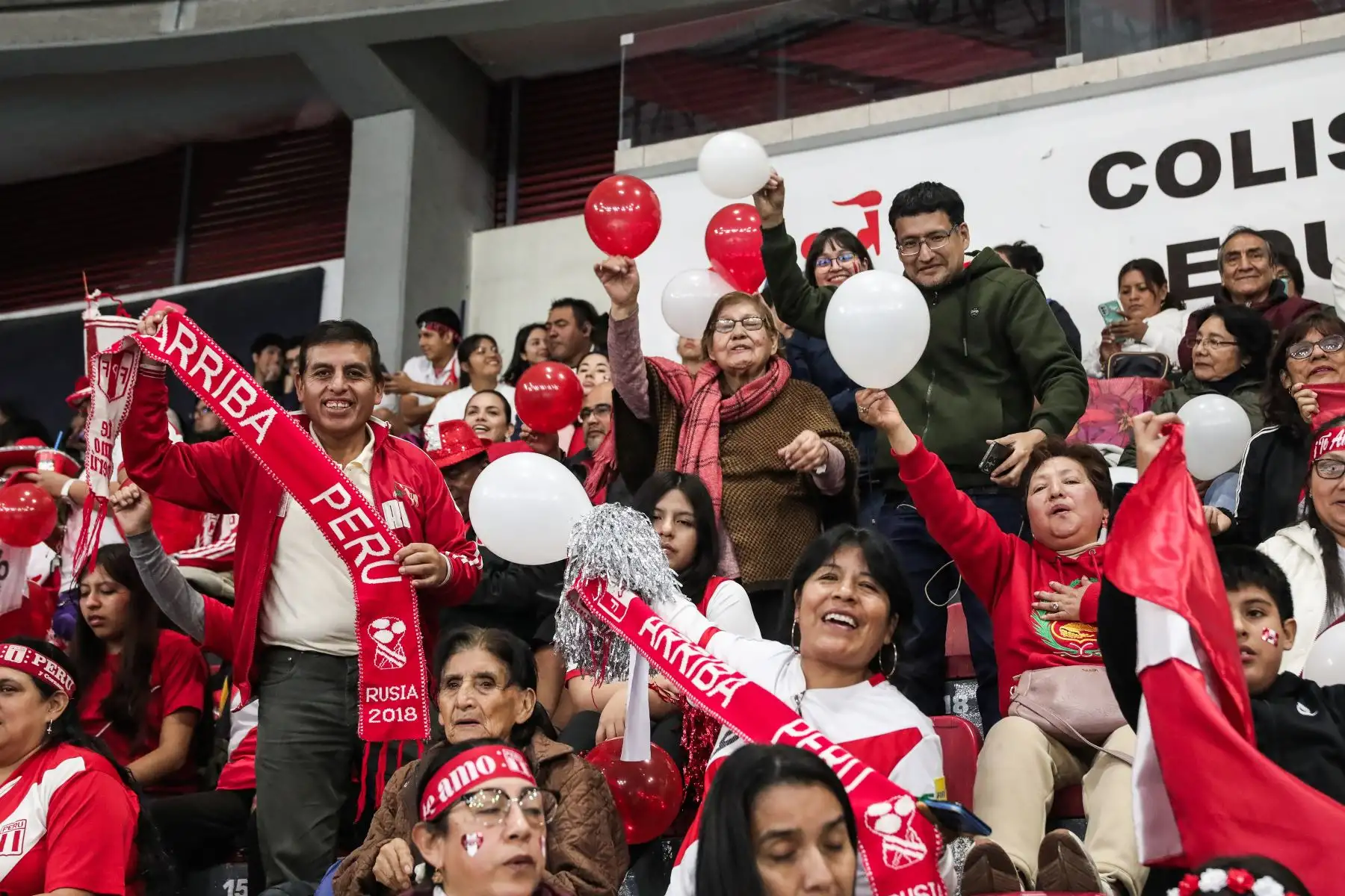 Hinchas peruanos llegan al Coliseo Eduardo Dibós para alentar al equipo bicolor sub 17 en el partido por cuartos de final que disputará con la selección japonesa. Foto: ANDINA/ Connie Calderon