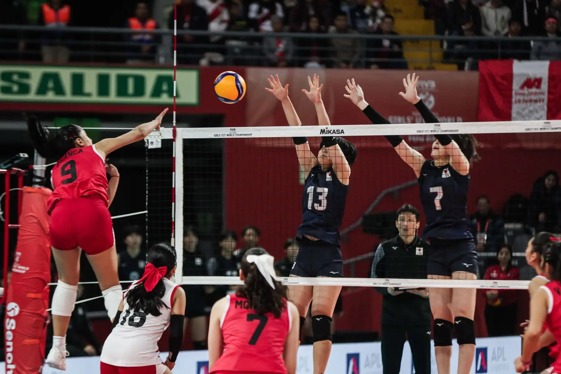 Gianella Chanca mata ante la net mientras las japonesas Mizokami Aina y Toki Haruka intentan bloquear en el partido Perú vs Japón  por su pase a las semifinales del Mundial de Voley Sub-17. Foto: ANDINA/ Connie Calderon