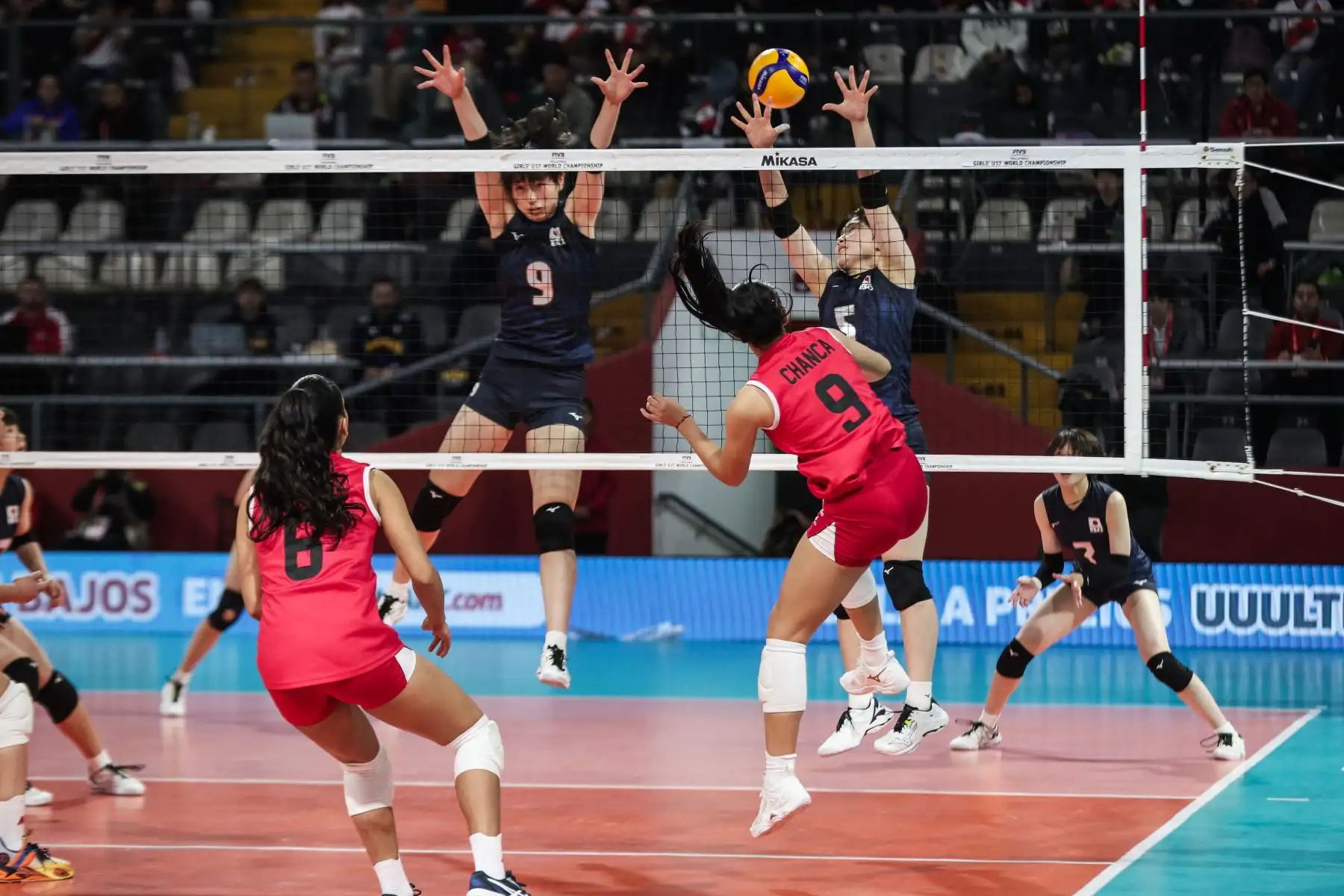 Gianella Chanca realiza un mate que las japonesas Kumagai Malka y Nakayama Saya no logran bloquear en el partido que enfrenta la selección peruana contra Japón por su pase a las semifinales del Mundial de Voley Sub-17. Foto: ANDINA/ Connie Calderon