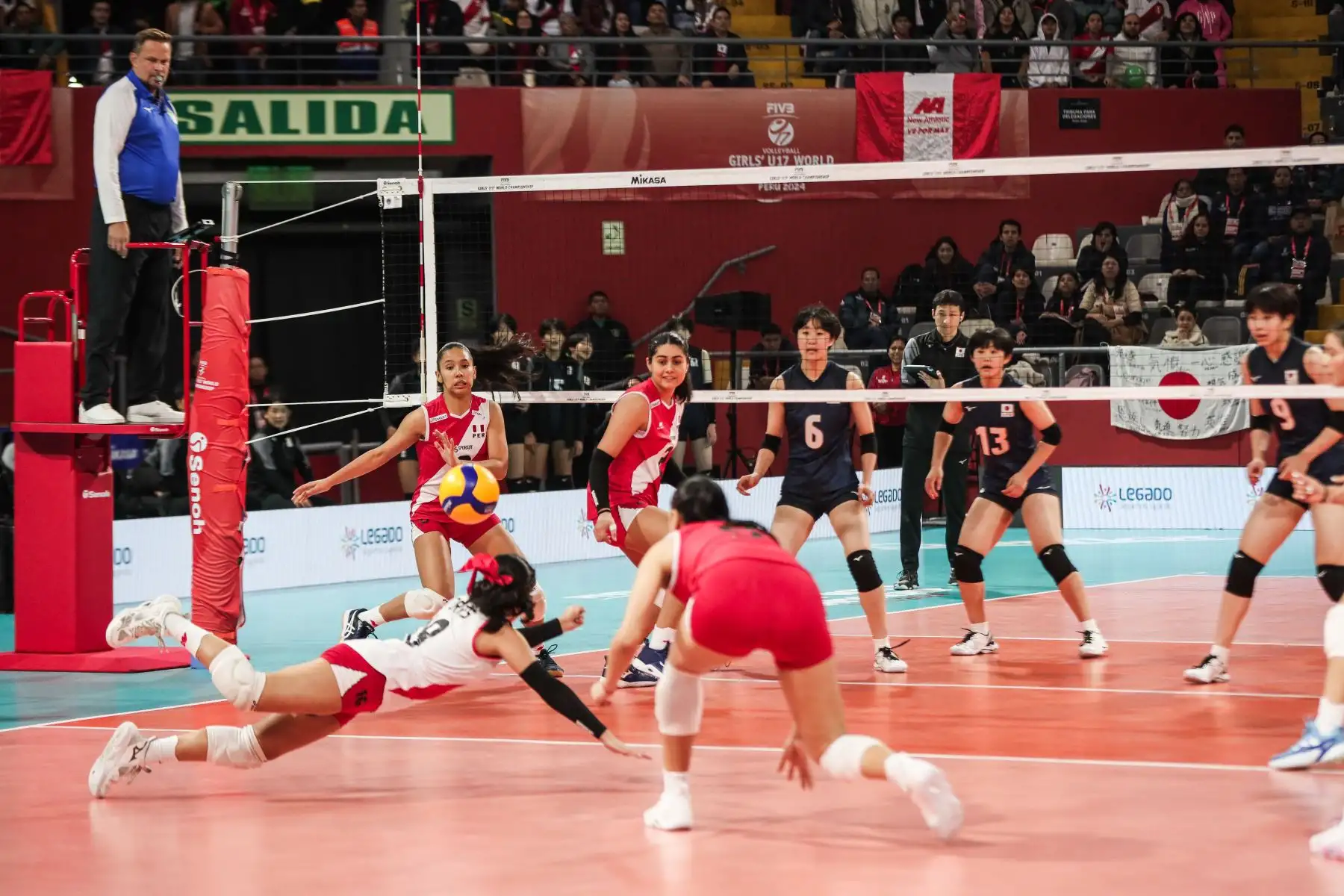 Ariana Vasquez intenta salvar una jugada en le partido de la selección peruana contra Japón  por su pase a las semifinales del Mundial de Voley Sub-17. Foto: ANDINA/ Connie Calderon