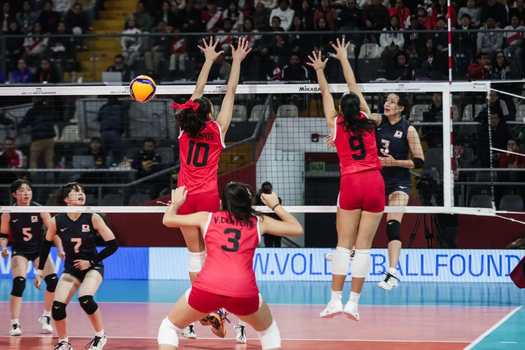 Shaddia Campos y Gianella Chanca intentan el bloque del mate de la japonesa McAllister Aileen en el partido de Perú vs por su pase a las semifinales del Mundial de Voley Sub-17. Foto: ANDINA/ Connie Calderon