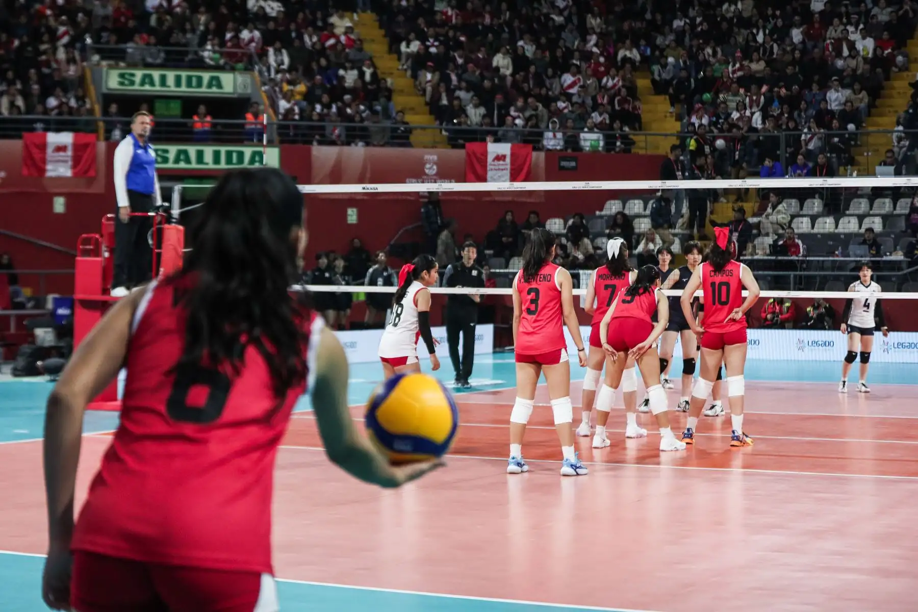El equipo peruano se prepara para el saque de Ariana Vasquez durante le partido Perú vs Japón  por su pase a las semifinales del Mundial de Voley Sub-17. Foto: ANDINA/ Connie Calderon
