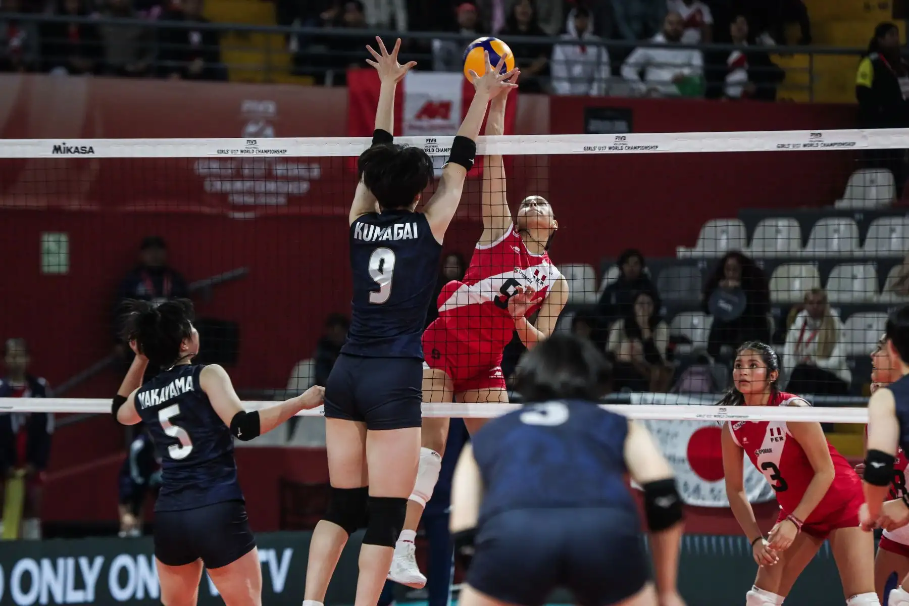 Japonesa kumagai Malka intenta el bloqueo al mate de Gianella Chanca durante el partido de la selección peruana ante Japón  por su pase a las semifinales del Mundial de Voley Sub-17. Foto: ANDINA/ Connie Calderon