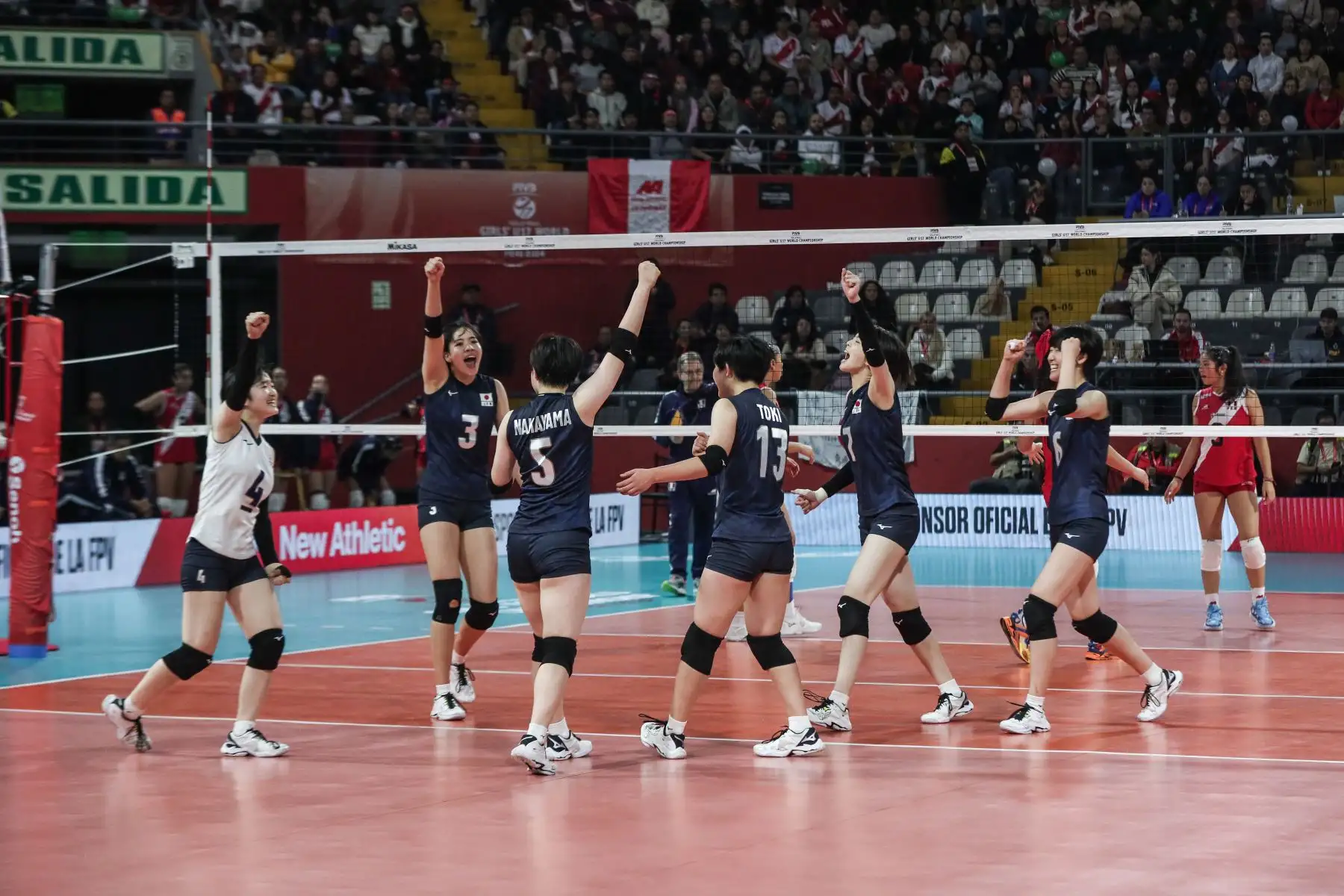 Japonesas celebran que ganaron el primer set del partido de la selección peruana contra Japón  por su pase a las semifinales del Mundial de Voley Sub-17. Foto: ANDINA/ Connie Calderon