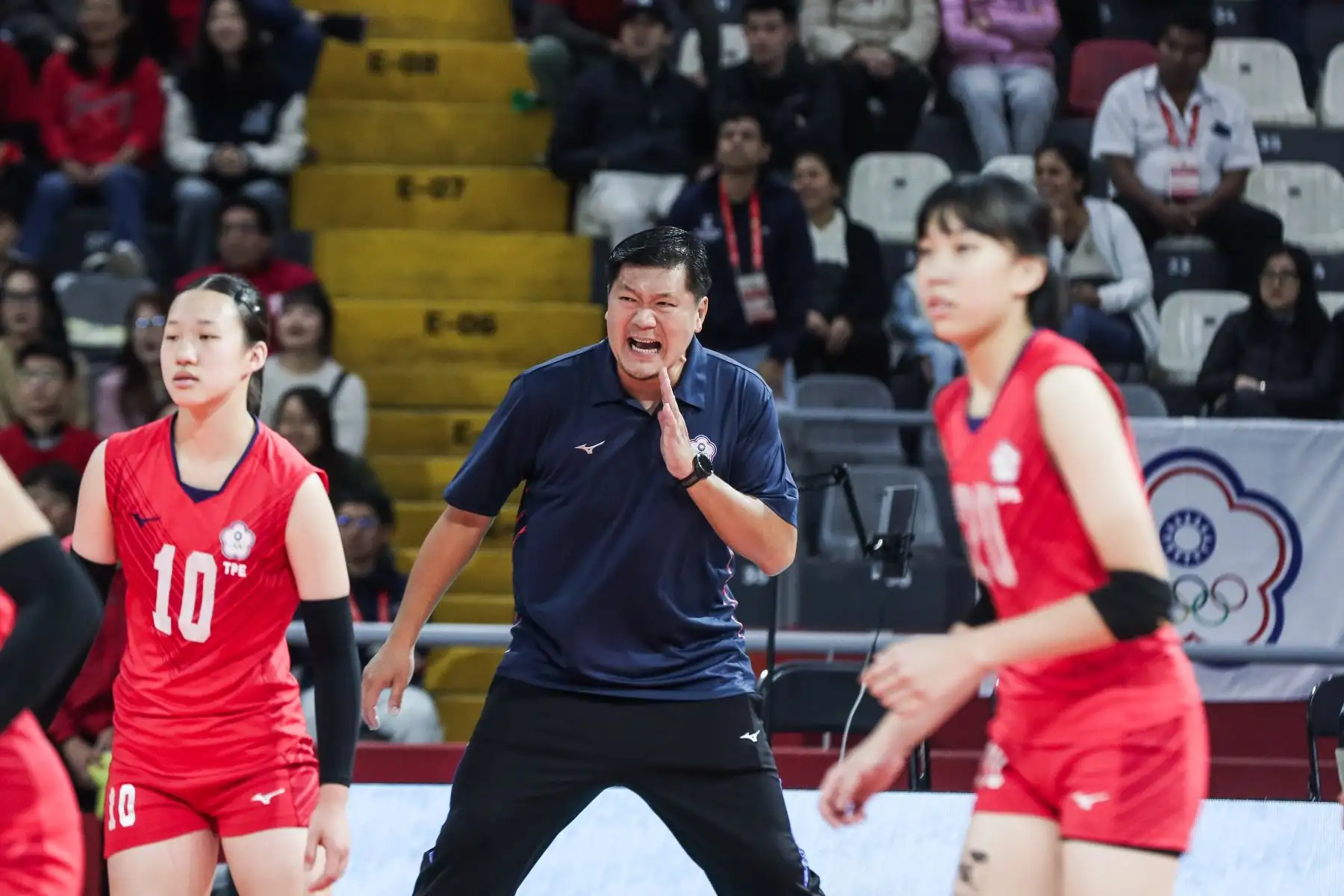 El entrenador de la selección de China Taipei da indicaciones a su equipo durante el partido con China por las semifinales del Mundial de Vóley sub 17 en el Coliseo Dibós. Foto: ANDINA/ Connie Calderon