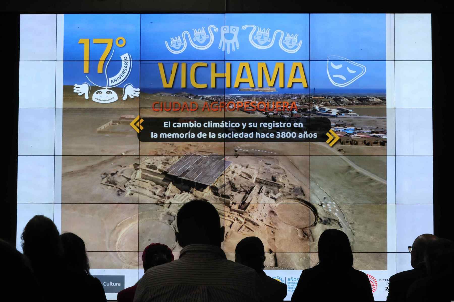 Visitantes observan una presentación sobre la ciudad agropesquera de Vichama, durante una exposición en el Museo de la Nación. Foto: EFE