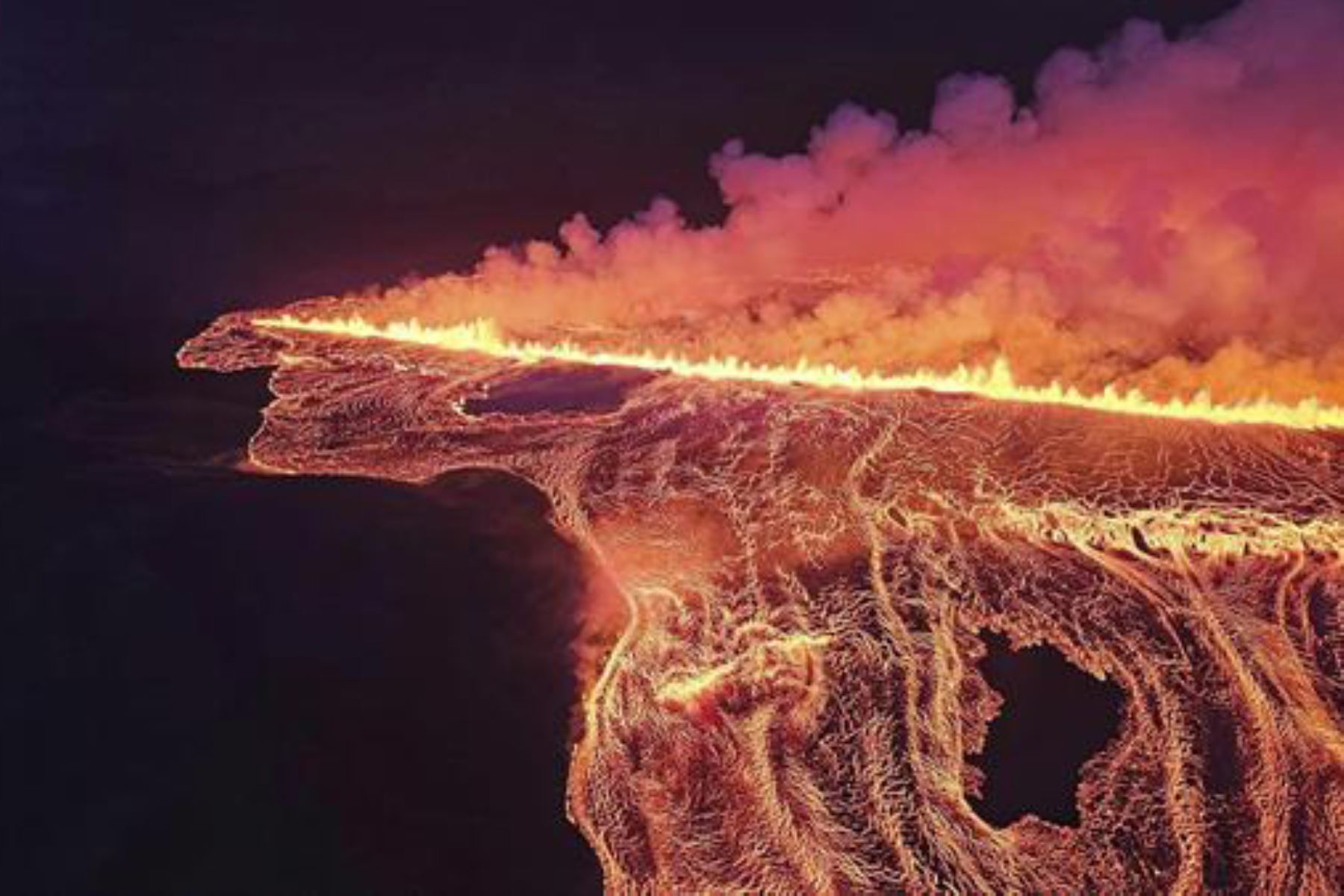 Una erupción volcánica ha comenzado en la península de Reykjanes (suroeste de Islandia), la sexta en los últimos meses, informó este viernes la Oficina Meteorológica de este país nórdico (IMO, en inglés). Fopto: EFE