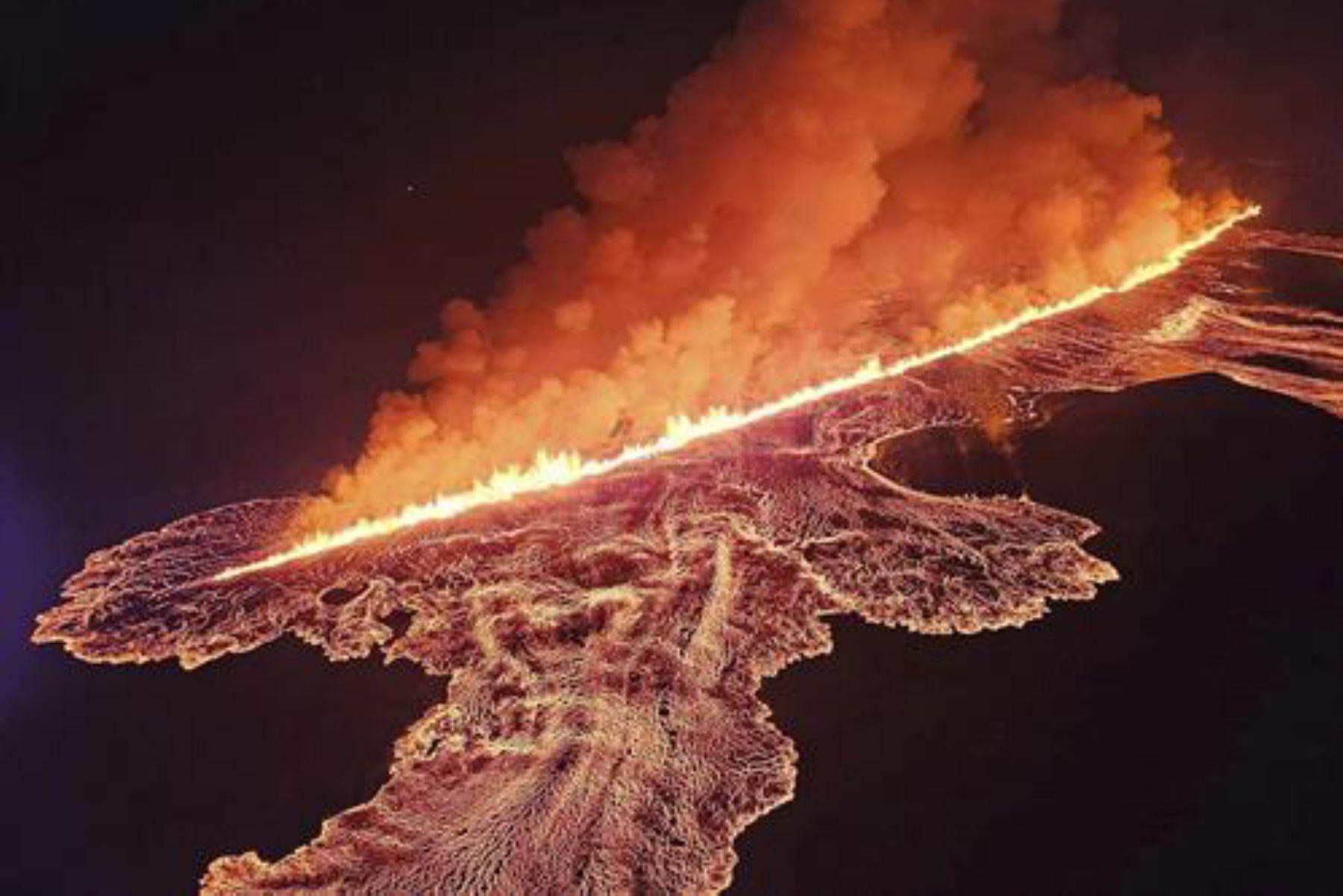 El inicio de la erupción se produjo poco antes de la medianoche del jueves, tras un potente terremoto y la longitud de la fisura eruptiva es de aproximadamente 3,9 kilómetros, según dio cuenta en el último parte. Foto: EFE