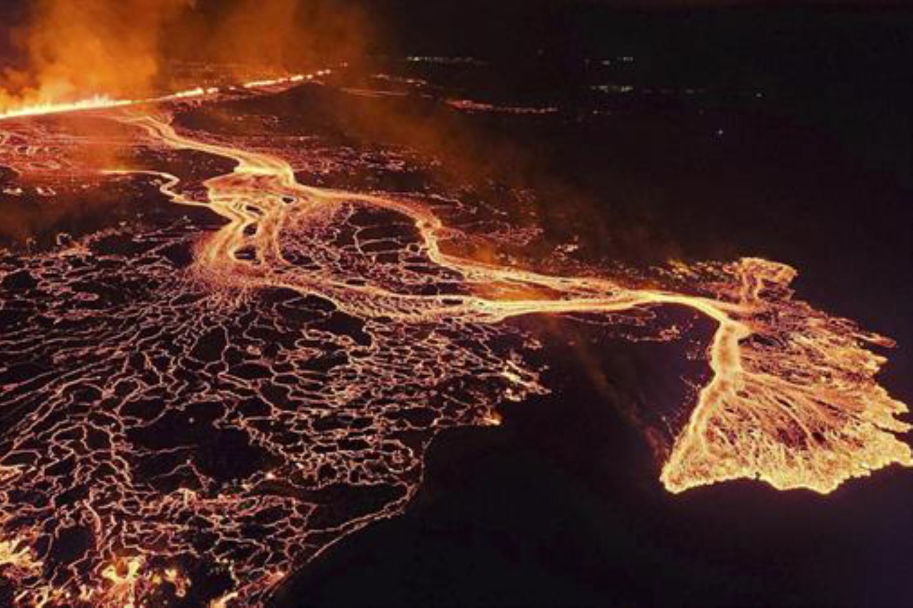 El inicio de la erupción se produjo poco antes de la medianoche del jueves, tras un potente terremoto y la longitud de la fisura eruptiva es de aproximadamente 3,9 kilómetros, según dio cuenta en el último parte. Foto: EFE