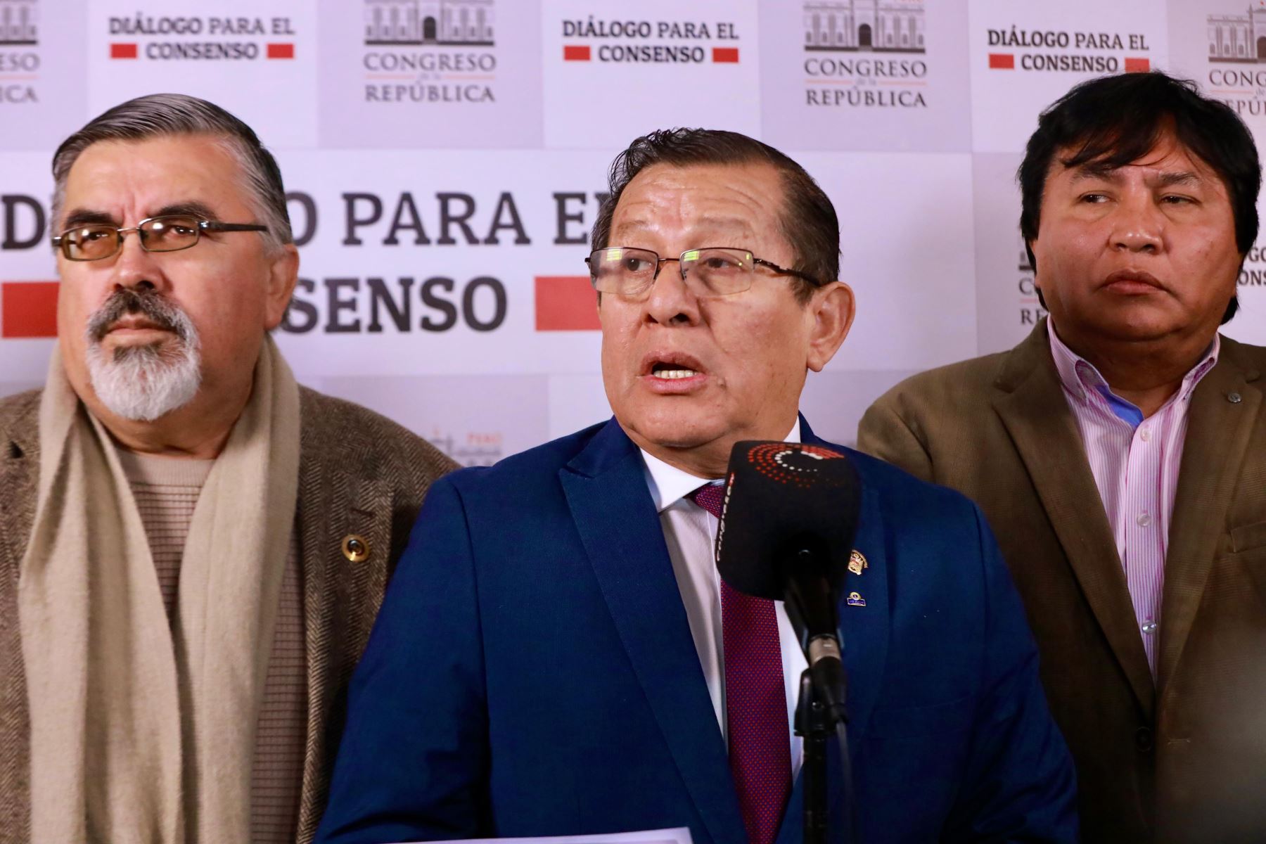 Presidente del Congreso, Eduardo Salhuana; congresista Alex Paredes y dirigente del Sutep, Lucio Castro. Foto: ANDINA/difusión.