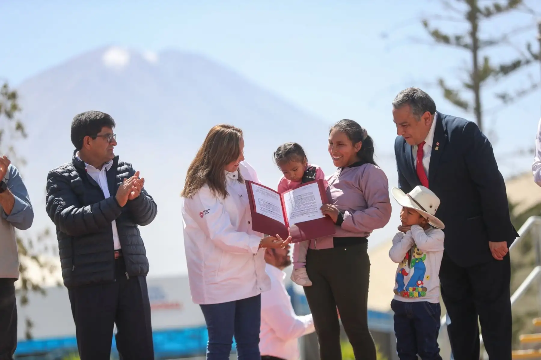 Presidenta Dina Boluarte, entrega 3,029 títulos de propiedad para la Provincia de Arequipa. Foto: ANDINA/ Prensa Presidencia