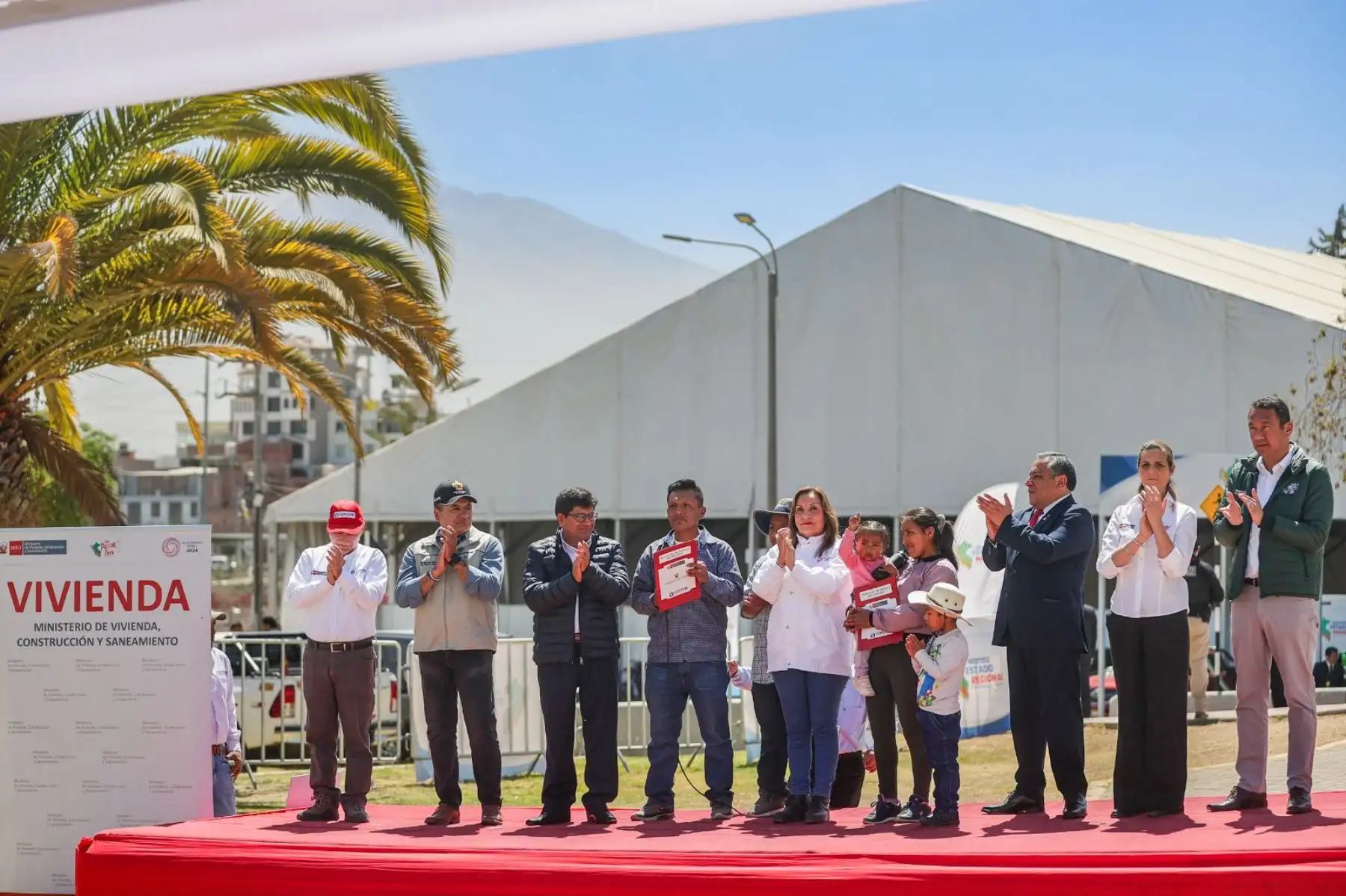 Presidenta Dina Boluarte, entrega 3,029 títulos de propiedad para la Provincia de Arequipa. Foto: ANDINA/ Prensa Presidencia