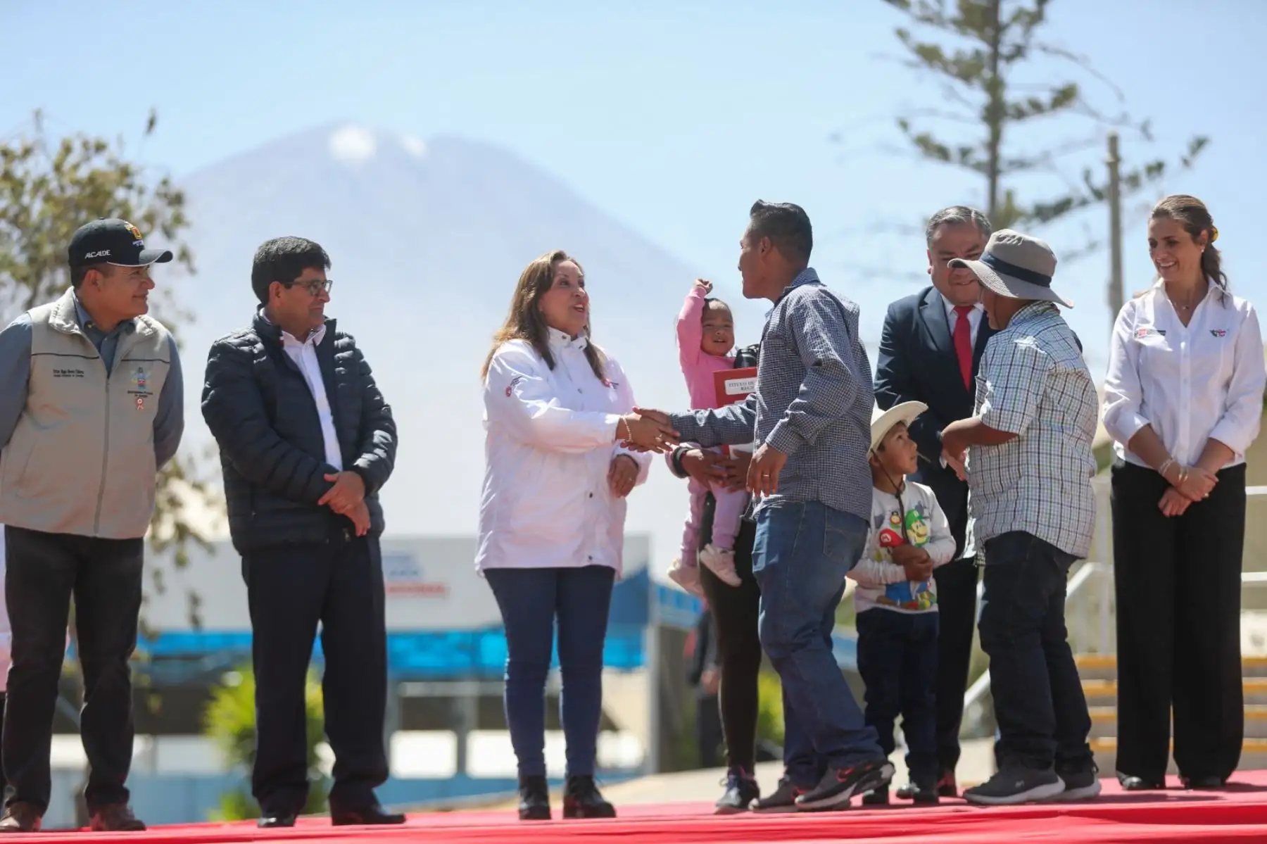 Presidenta Dina Boluarte, entrega 3,029 títulos de propiedad para la Provincia de Arequipa. Foto: ANDINA/ Prensa Presidencia