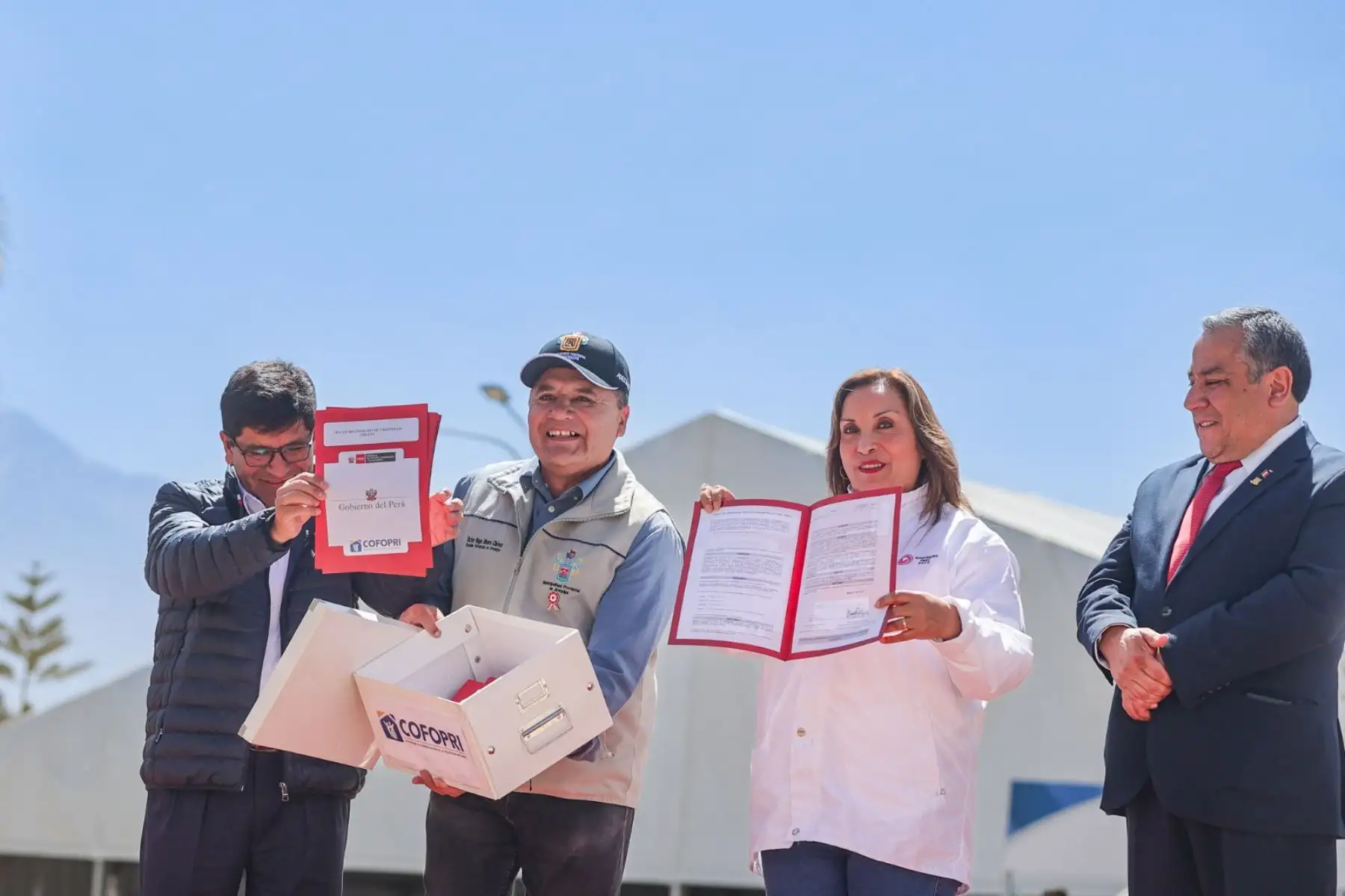 Presidenta Dina Boluarte, entrega 3,029 títulos de propiedad para la Provincia de Arequipa. Foto: ANDINA/ Prensa Presidencia